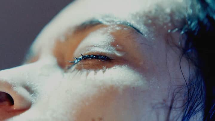 山田智和のインスタグラム：「もう 優しくされたくて 優しさ装おったりしない Rina @whoisrinaohta   Music video for Koji Nakamura @nakakojp (2017) Directed by Tomokazu Yamada」