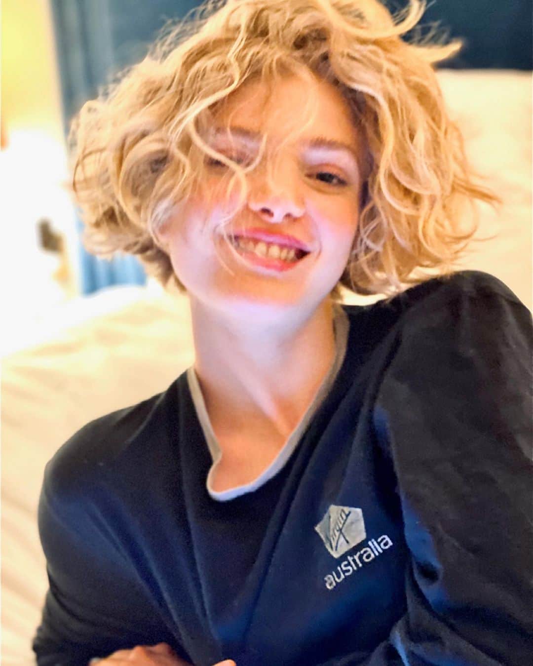 エレナ・カンプーリスのインスタグラム：「“I carry every person I ever met within me  Anchored on a stem. Some float away,  Though some through times passage, Find their way to me again   However most of them, on the stem With the wind they up and go I know not what happens  Eternally a direction, that I will never know   But I would like to think, That you are one of the few, That sticks around and plants your self  Forever next to me  And I, forever next to you”🌬🌼🌱❣️Poem by me😉  Dandelion #hair #poetry #book #love #inspiration #motivation #Australia #memories #nature #sun #art #dream #quotes #happy #girl #smile #fun #mood #live #love #life #flowers #health #healthy #photography #bts #blonde #hairstyle #instadaily #insta」