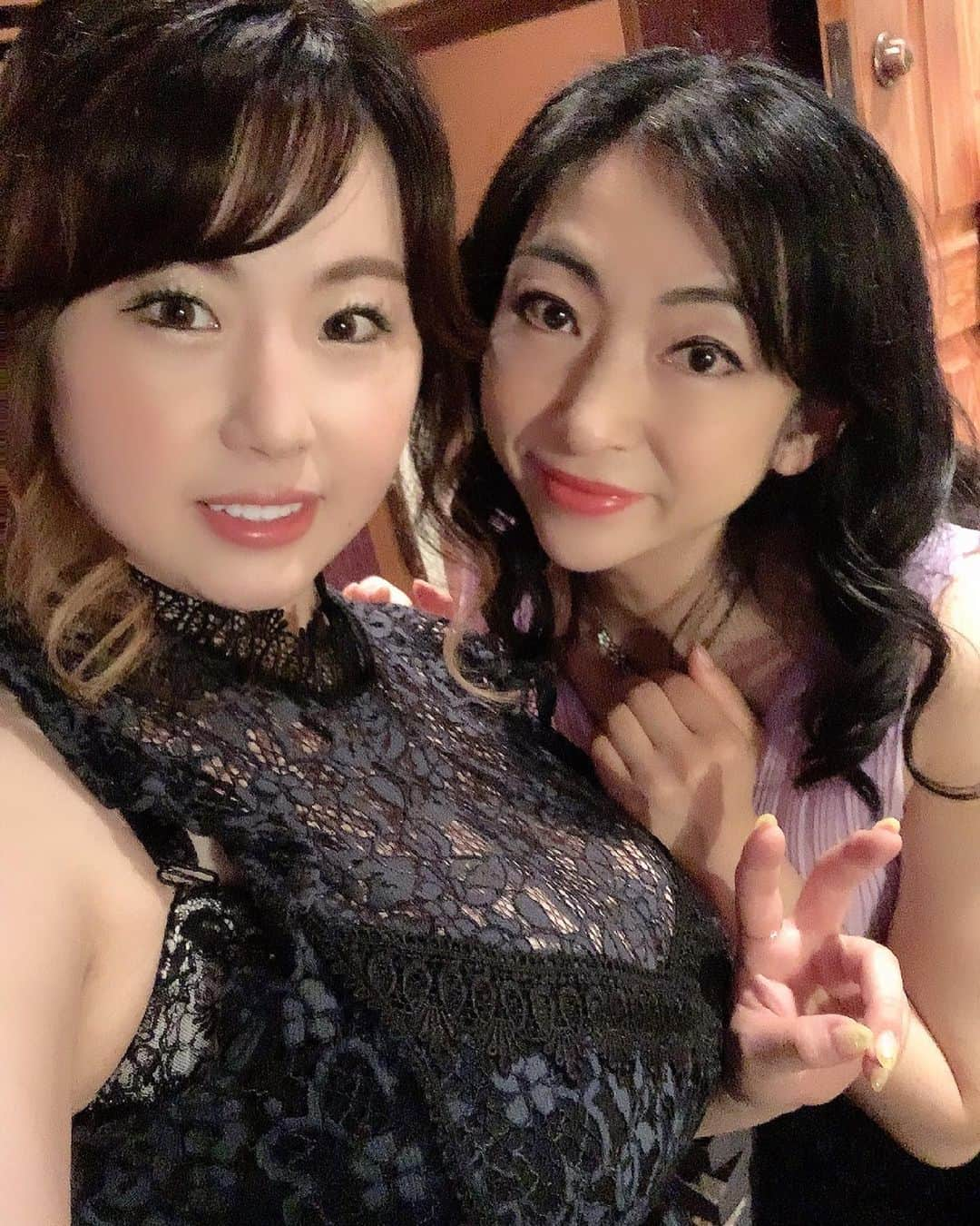 青木りんのインスタグラム：「🍹🍹  珍しく写真撮ったの笑  同じ事務所の、小池絵美子さん✨  作品での共演はまだですが 新橋の熟女AV女優キャバクラ SHUNGA (シュンガ)で一緒なのです👯‍♀️  2.3枚目は小池さんカメラver.📱   #japan   #japanesegirl   #japanese   #av_actress   #小池絵美子   #熟女  #美熟女優  #スレンダー　  #美脚   #rin_aoki   #おっぱい  #みんな大好きおっぱい   #爆乳   #元グラビアアイドル」