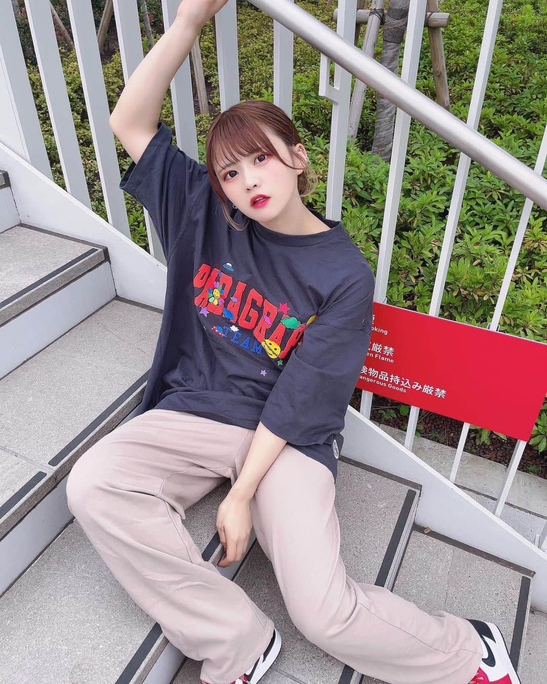 佐藤まりんのインスタグラム：「. tシャツから浮き出る骨っぽい肩と細い腕がめっちゃ好きなのよ、理想、なりたい、 . . . tops #paragraph  pants #freaksstore  sneaker #nike #airjordan1  . . .」