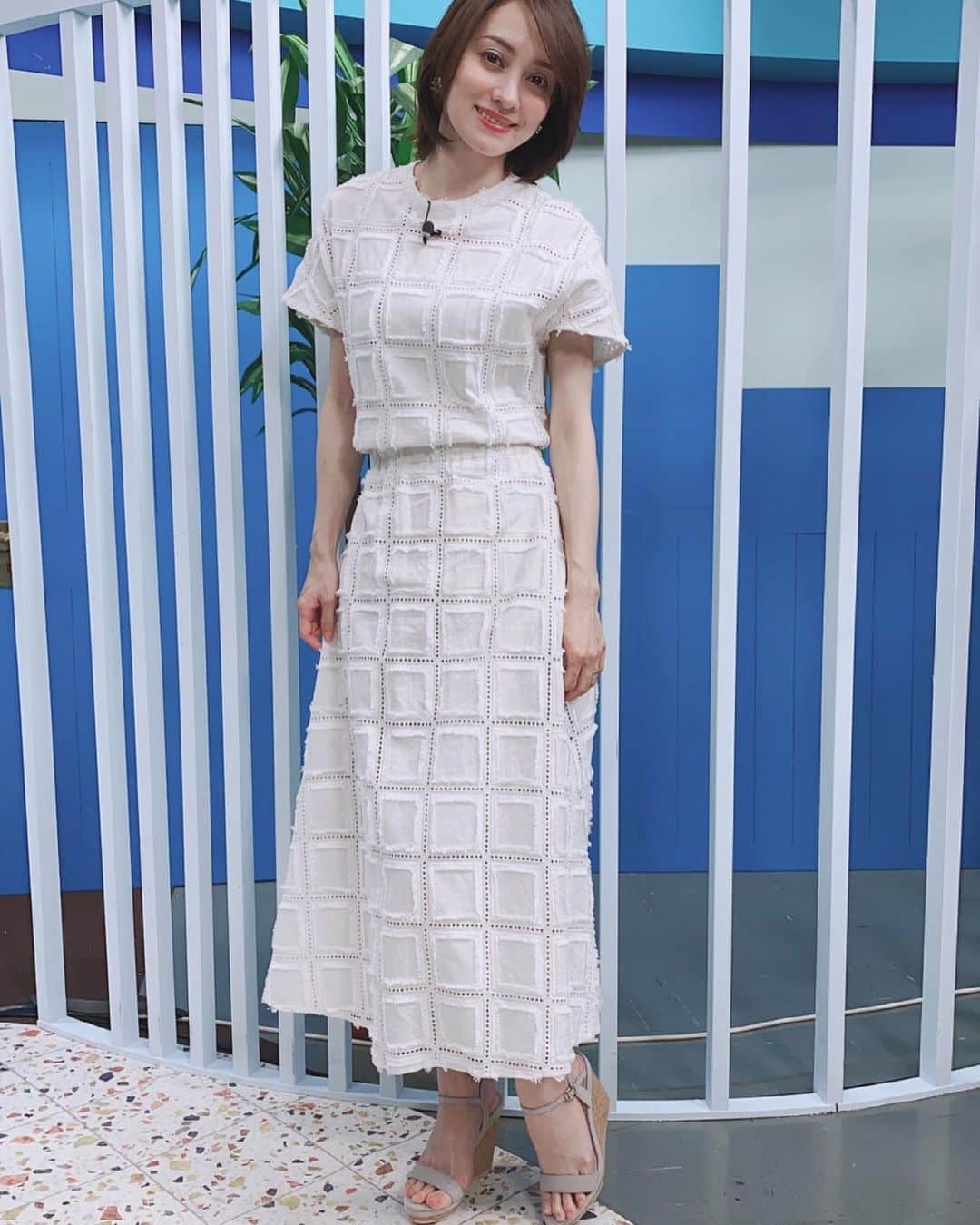 英玲奈のインスタグラム：「1枚目のお洋服、 2枚目のトップスは、  @obli_official さんのもの。  以前から気になっていてフォローしていたブランド。 来てみたら、やっぱり、素材やパターンが素敵で私服でも着たいなぁ❤️  最近、私服は授乳出来るかどうかで選んでたけどw だんだん授乳回数も減ってきたし、 そろそろ好きなお洋服を着られるかな❤️」
