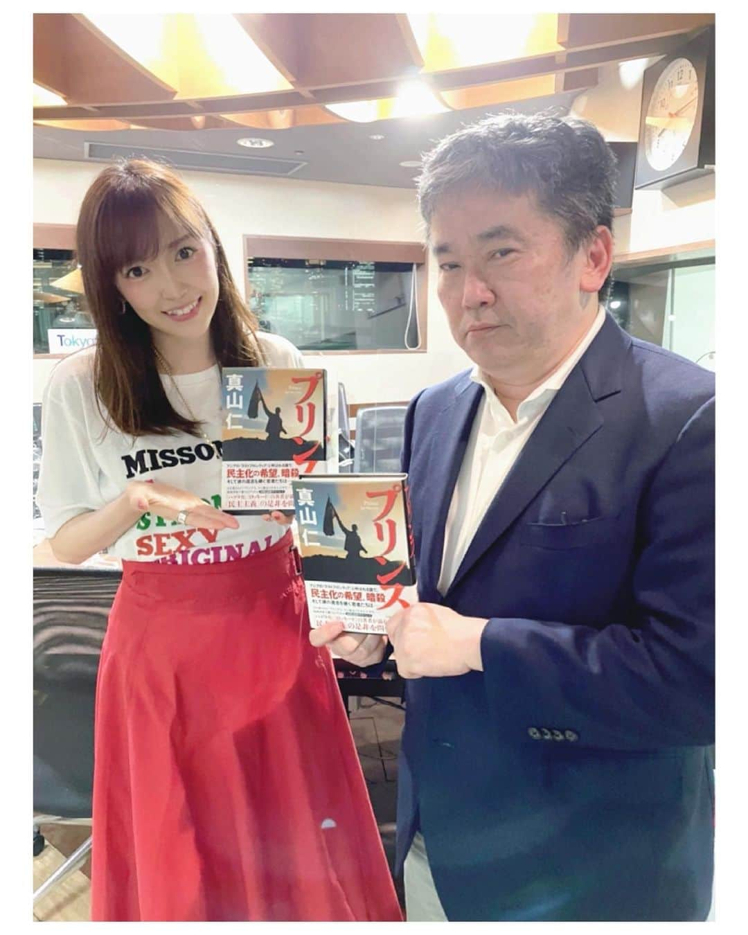 高橋万里恵さんのインスタグラム写真 - (高橋万里恵Instagram)「* 【News Sapiens】 🐒ニューサピ🐒 「ハゲタカ」「ロッキード」の著者真山仁さんをお迎えしました✨ . . 新刊の「プリンス」は一日中かじりついて 読みました‼️ . . 軍事国家を民主化しようとする若者2人の物語。 一気読み必至の国際謀略サスペンス！ . . 読み終わると民主主義とは何か 考えさせられました。 平和ボケという言葉…考えさせられます。 . . 山極さんとの対談はタイムリーでも✨ . . #tokyofm #newssapiens #ニューサピ #真山仁 さん #山極寿一 さん #プリンス #ハゲタカ #ロッキード #今日のゴリラ語 #来週も山極さん^_^」6月28日 22時41分 - marie__takahashi