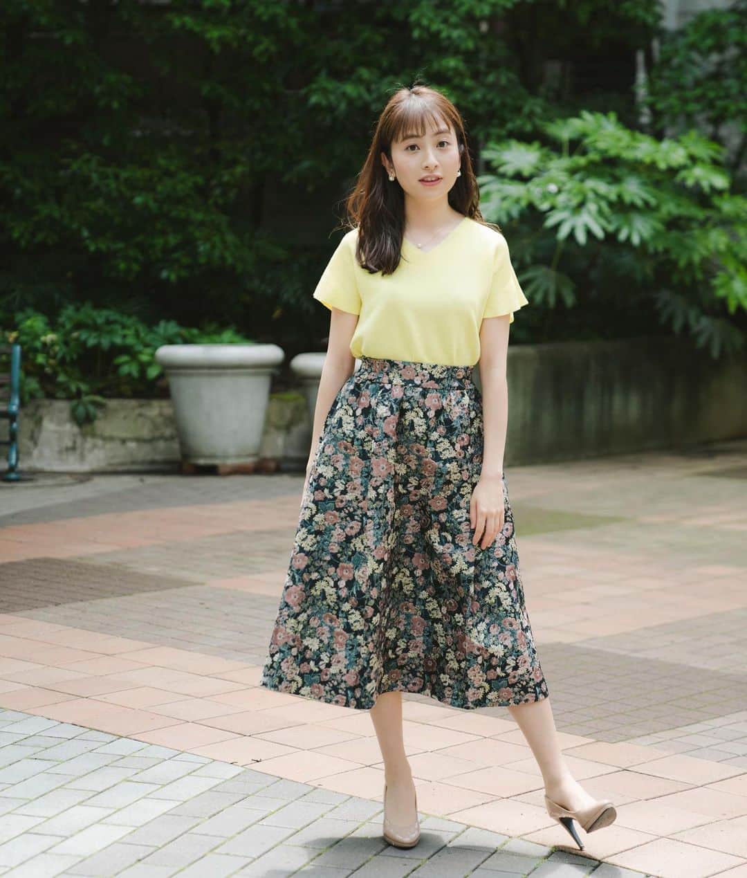 日比麻音子のインスタグラム：「ヒールをこうやって立ってしまうの、クセなんです。 (ヒールが折れちゃったことがあります…笑)  先日発売された雑誌BLTさんの取材、アザーカットです📸 入社当初からいろいろとお世話になっているBLTさんに今回も取材していただきました。 最愛の祖母の話をたくさん聞いていただき大変嬉しかったです👵🏻  毎日テレビカメラの前に立っているはずなのに、 こうやって取材していただく立場になってカメラを向けてもらうと、 なんだか無性に照れ臭くなって、 撮影中はずっと喋っていました。笑 これも職業病でしょうか…  なんやかんや、ひたすらおどけてしまう日比です。 最後の写真は撮影終了！となり謎のガッツポーズ💃笑  BLTさん、ありがとうございました✨ 書店でぜひ📖  #TBS #日比麻音子 #BLT #BLT8月号 #アナログ #あさチャン　#アトロク　#オオカミ少年　番組への想いを込めました！」