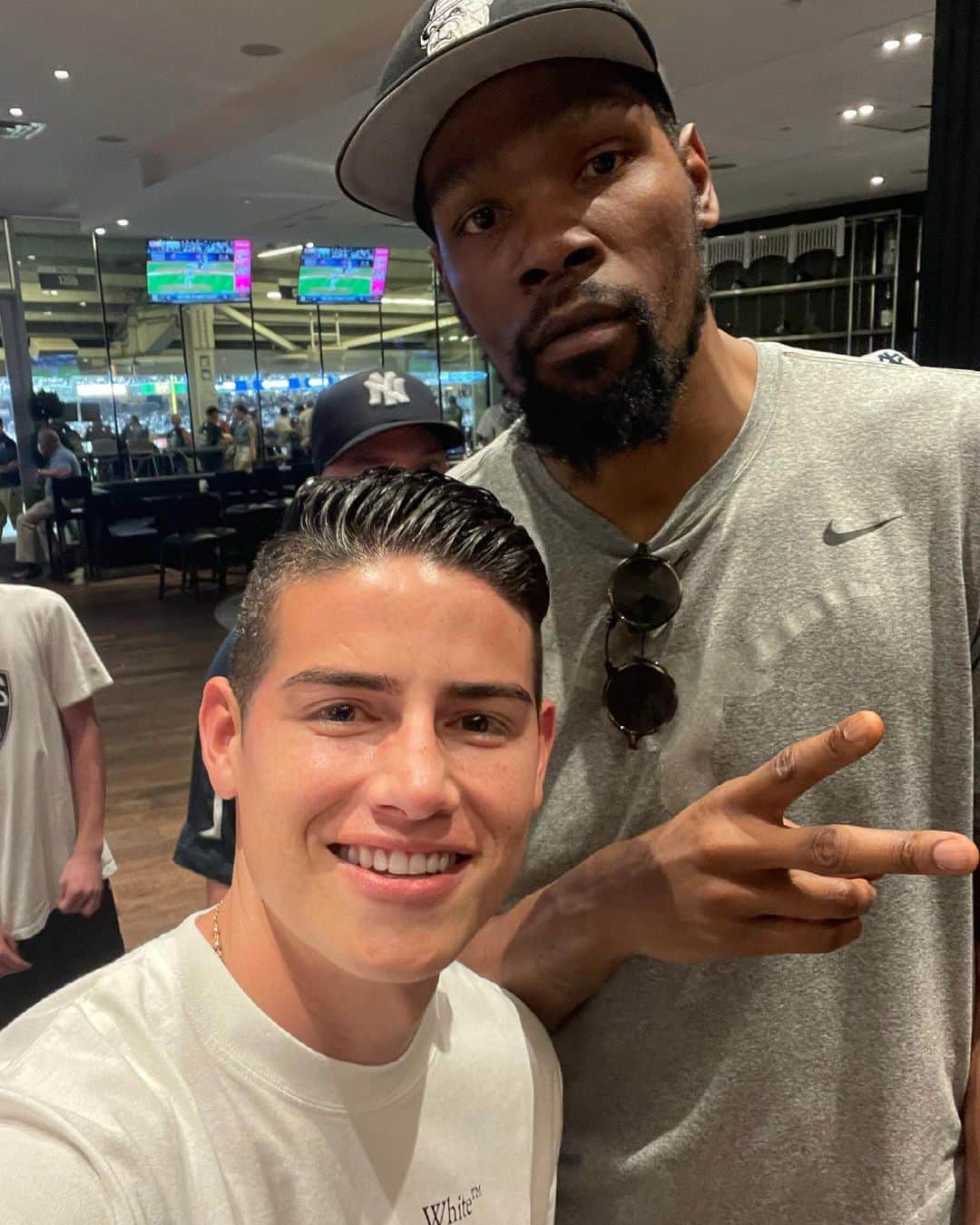 ハメス・ロドリゲスのインスタグラム：「🏀😍 @easymoneysniper KD. 🐐」