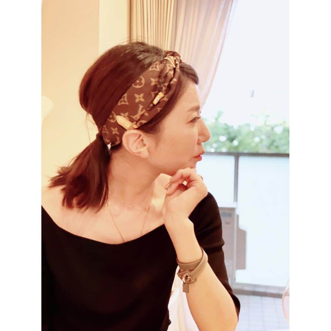 坂田陽子さんのインスタグラム写真 - (坂田陽子Instagram)「雨の季節。 まとまらない髪はスカーフでまとめちゃう😆 ・ @louisvuitton の #バンドー　は ヘアにも首元にもバッグにも色々アレンジ出来て使いやすい😆 ・ ヘアアレンジはイマイチ、正解が分からないんだけど笑 ・ #ヘアアレンジ #スカーフ巻いただけ #あらを隠したいけど #頭の形悪過ぎて #逆に粗が目立つ件 #絶壁はち張り」6月29日 10時52分 - yokosakata