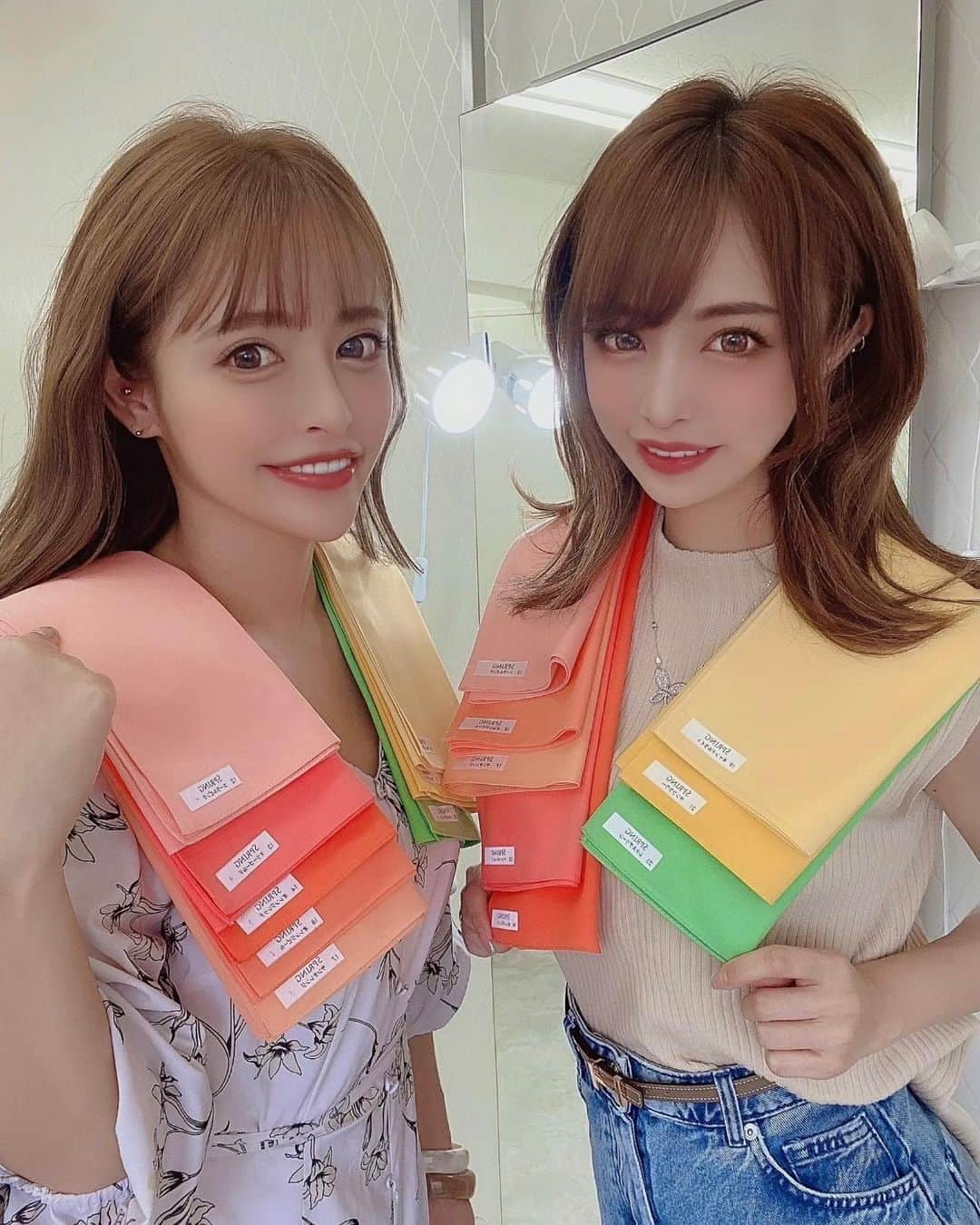 サキ吉さんのインスタグラム写真 - (サキ吉Instagram)「りりたんとパーソナルカラー診断へ行ってきました🥰💕 ． フォロワーさんからも ｢イエベ？ブルベ？｣｢骨格タイプは？？｣って聞かれること多くてずっと気になってて！💥 @r.dresser401 さんにお邪魔しました😊💛 ． 16タイプパーソナルカラー診断では 1st ウォームスプリング 2nd ウォームオータム ． イエベ春　タイプでした！🙆‍♀️💕 温かみのある色が似合うタイプなんだって✨ なんとりりたんと全く同じ結果に！✨ よく雰囲気似てるって言われることが多かったから、 ふたりして納得したよ😂❤️ ． 顔タイプ診断は アクティブキュート✨ ． 顔タイプ「アクティブキュート」は、実年齢よりも若く見られやすいタイプなんだって🥺嬉し……笑 輪郭やパーツが曲線で作られており、特に目が大きく目力があることが特徴らしいです✨ ． 似合うファッションは ふわふわ可愛いというよりは、どこかにインパクトや派手さのある可愛いファッションらしいです🙆‍♀️💛💛💛 めちゃ勉強になる😭❤️ ． 骨格診断 ストレート！！！ ． 全然自分ではわからなかったけど、 私ストレートらしいよ🤔💡 〝サキ吉さんは、着痩せする必要は無いので重心バランスはジャストウエストでＩラインのシルエットがスタイルアップします〟 なるほど……🤔❤️❤️❤️ ． 今まで全くパーソナルカラーや骨格とか意識しないでお洋服選んでたから 買ってから似合わないかも…っていうのも多くて😂💥 こういう診断ってめちゃくちゃ助かる！！！🥰 似合うコスメも提案して貰えました💓 ． 自分を知ることって大切だなって 改めて思いました🥺❤️ ． @rina.ogawa1978 さん ありがとうございました💕💕 ． #パーソナルカラー診断東京 #16タイプパーソナルカラー診断東京 #イメージコンサルタント小川里奈 #骨格診断 #イメージコンサルタント小川里奈 #イメージコンサルタント新宿 #イメージコンサルタント東京 #アールドレッサー」6月29日 10時56分 - sakikichi1201