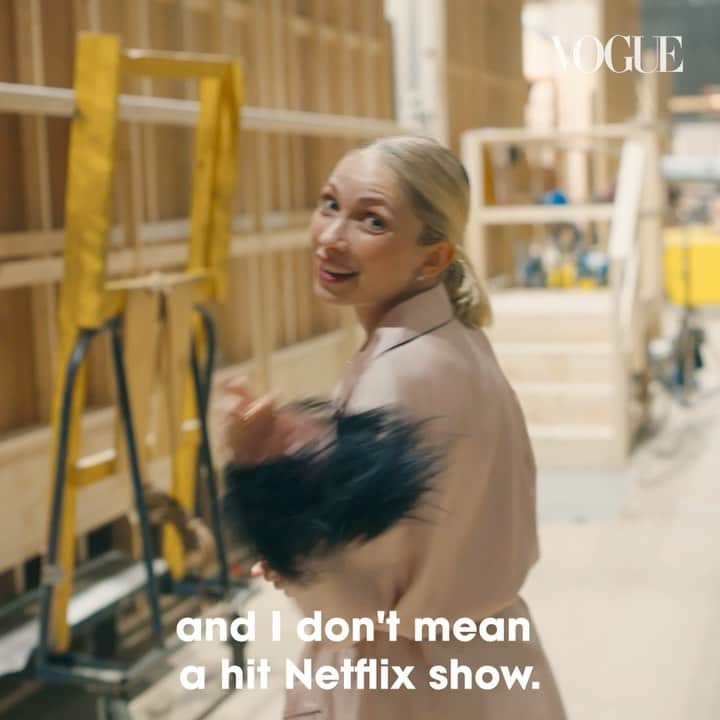 タヴィ・ゲヴィンソンのインスタグラム：「I did a 73 Questions on the set of @gossipgirl!!! Watch in full @voguemagazine 😛❤️‍🔥 Thank you @jamsandbash @hellojoesabia 🎬 Hair @davidvoncannon 💈 Makeup @misha212 💄 Styling @geometricsleep 👗 Top @melekzertal @cohrin__ @coloramaprint 🔝 Robe @prada 👩🏼‍⚖️ Sounds of chainsaws in the background - don’t you worry your pretty little mind about that that’s nothing 😇」