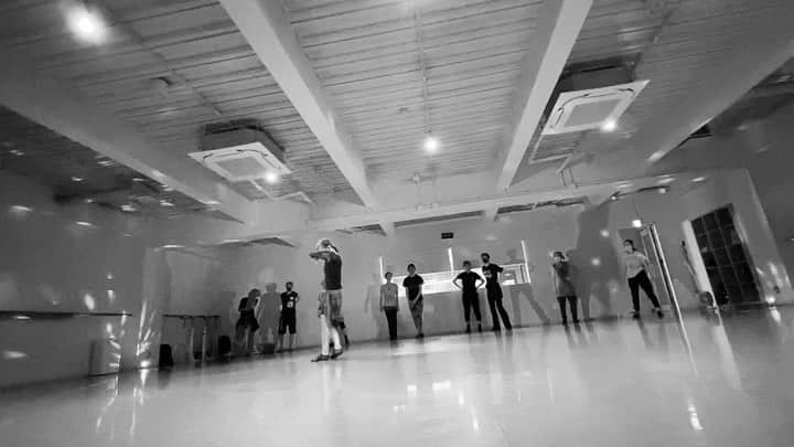 のインスタグラム：「記念動画📹✨  1ヶ月ぶりに舞い戻ったアシスタントと ちょいと踊ってみた  ヌルいケド🤣笑 記念だから…ま、いっか  みんなの動画もアップしておこー  #テーマパークダンス  の予定が…自分アガらず💦 結果 #ウルトラマン と  #セーラームーン ？の 勝手なイメージで #機動戦士　なんちゃら 的なダンス  世界平和の前に 色々やらん事 あるかね🤣  💃ダンス🕺 無我夢中になれる  いいよね  サプライズ⁉️まさかの宝塚同期が突如受講😆 久々久々の再会嬉しかったなー ってか なんか変わってなかった って スゴイよねっ  #bdctokyo  #jazz #dance  #tokyo  #shinjuku」
