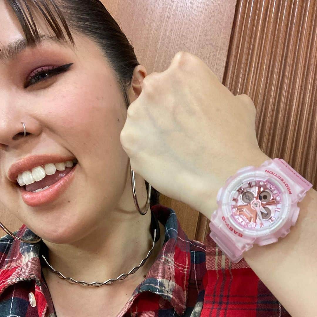 AIのインスタグラム：「CDTV LIVE見てくれた皆さん本当にありがとう🙏🔥🙏曲も配信になりましたのでよろしくお願いします🔥🔥🔥 THE MOMENT FEAT. @yellowbucks_tttg 🔥🔥🔥  そして　@riehata ！！！thank u for my baby G🌸so cute🌸  今日も色々あったけど全てに感謝です🧡また明日ねー！！！good night ……….🥱」