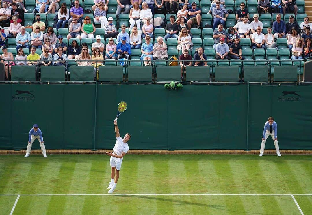 マートン・フチョビッチのインスタグラム：「Feels good to be back @wimbledon with a win 🎾🙏🏻 Round 1✅」