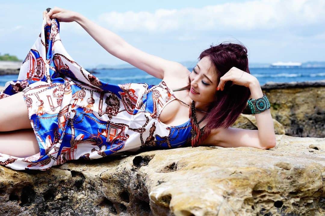 のインスタグラム：「あぁ 夏だ。  あなたは、どんな時にそう感じる？  私は、この風を感じた時。  あぁ 夏だ。   #portrait  #キリトリセカイ  #写真で伝えたい私の世界  #パレオ衣装  #藤井美桜」