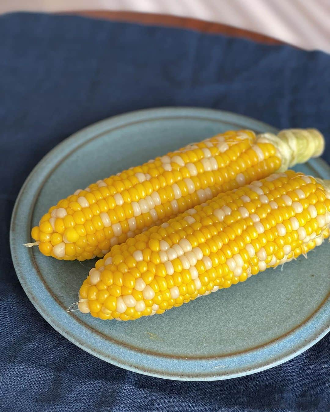 坂元美香さんのインスタグラム写真 - (坂元美香Instagram)「おはよー🌽  この時期になると毎年あほみたいに 毎日トウモロコシばかり食べます。 いや、もうあほです。  朝、おやつ、夜食…とトウモロコシばかり。 一日２本までと決めているのに守れません🙂  主食がトウモロコシでもいいくらい。 好きで好きで仕方ないんです🥺🌽  そして、シーズンが終わる頃には ちょうどよく飽きてくるんです。 （それだけ食べれば当たり前）  シーズン中に食べてる本数は半端ないと思う😅  今年のお取り寄せも大当たり🎉 昨年は北海道が多かったのですが 今年の第一発目は大分県にしてみました。  食べチョクのサイト見ながら なんとなくで選んだのですが、 赤嶺農園のあま嬢マジで美味しいです😙  #とうもろこし大好き #旬の食材  #トウモロコシ #とうもろこし #🌽 #あま嬢 #赤嶺農園 #朝採りとうもろこし #大分県 #食べチョク」6月29日 6時54分 - mika_saka