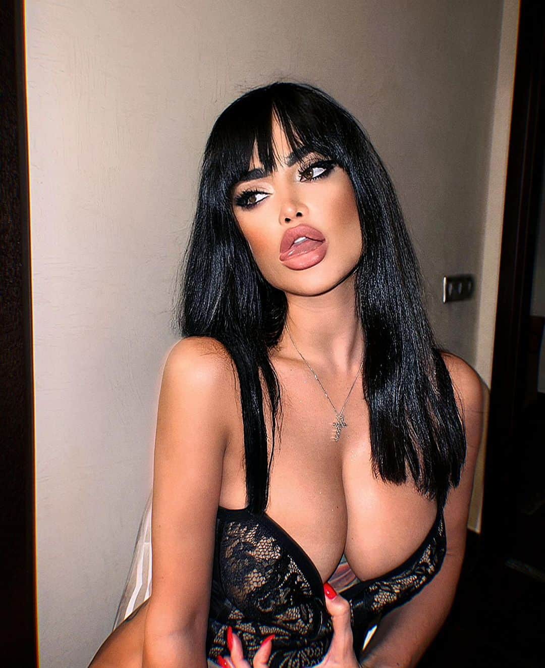 Nita Kuzminaのインスタグラム：「«Только ограниченные люди не судят по внешности. Настоящая тайна мира в том, что мы видим, а не в том, что скрыто!» (Портрет Д. Грея) И не говорите, что внешка не важна! Важна ещё как! При чем это касается абсолютно всего. Я очень брезглива ко всему тому, что не вызывает у меня приятных ощущений. Ярый гедонист, ничего не поделаешь. Благо всегда имею выбор :) Я очень цинична и никогда этого не скрывала.  Мне приятнее поесть в дорогом ресторане, потому что там красивая подача блюд, нежели тратить время и силы на то чтобы готовить самой дома.  Мне приятнее выбирать для себя Мужчину с безупречными внешними данными, так как я буду с ним ложиться в одну постель.  Мне комфортнее простоять 3 часа в пробке в своём шикарном Bentley, чем пользоваться общественным транспортом, чтобы сократить время (ничего личного, чисто привожу пример того, что я имею ввиду). Вы же захотите съесть всё-таки именно ту конфетку, которая будет в изысканной упаковке, нежели в какой-то там простой бумажке.  Сейчас в наше время все стремятся стать идеальными. Идеальная внешность, идеальная фигура, лучшая машина/одежда/сумочка/ювелирочка и т д, «на зависть» остальным.. Почему бы и нет!? Это абсолютно нормально, я считаю. Я это воспринимаю так: когда ты обладаешь чем-либо круче, чем у других, то это должно сработать мотивацией для них, типо мол, смотри, ты можешь также!!!  Внешка важна! Она первостепенна! Точка. 😈 Ну.. а потом мы уже познаем «содержимое». О духовном мы поговорим с вами в следующий раз.」