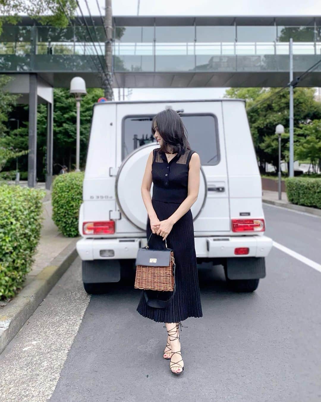 笹倉麻耶さんのインスタグラム写真 - (笹倉麻耶Instagram)「昨日も黒な日。 時々タイトな服を着たくなる😆 お腹引っ込めて歩くから 体型維持には良いと思う😁  ・  車が汚い😆　 梅雨時は、どのタイミングで洗ったら良いのかわからない😅  ・  #お出かけ #ファッションコーデ #大人コーデ #アラフォーコーデ #きれいめコーデ #ワンピースコーデ #ファッション部 #パーソナルスタイリスト #夏コーデ #ファッション好きな人と繋がりたい #時尚」6月29日 8時09分 - nicomaya2525