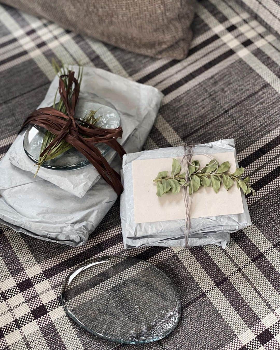 urakoのインスタグラム：「. みんなからのプレゼント🎁 ずっと欲しいなと思っていた @sealbank さんコラボの "AME NO SHITA" . 雫からインスピレーションを受けて作られたガラスのプレート なんて可愛いの🥺 "雨の下"という名前も 漢字の"雫"から名付けられたらしいです 名前も可愛い🥺❤️ . . どんなテーブルとも馴染みやすく すでにとっても重宝してる . . 素敵すぎるプレゼントを ありがとう🎁 . #AMENOSHITA #birthday #present」