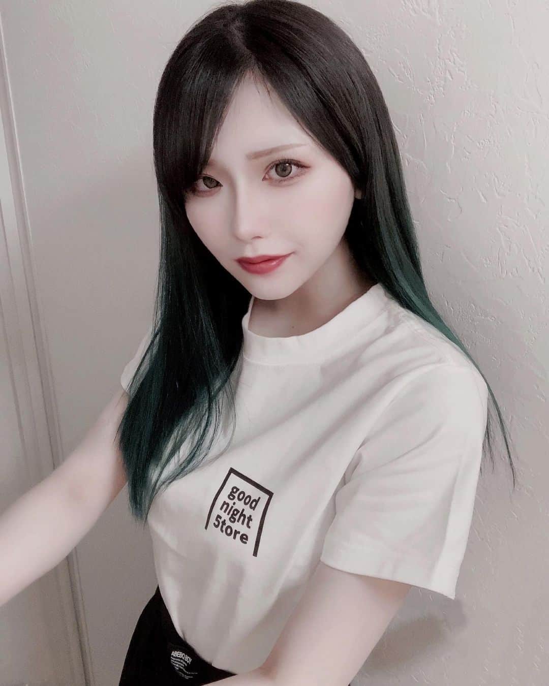 なつきのインスタグラム：「結局シンプルなTシャツが1番いい」