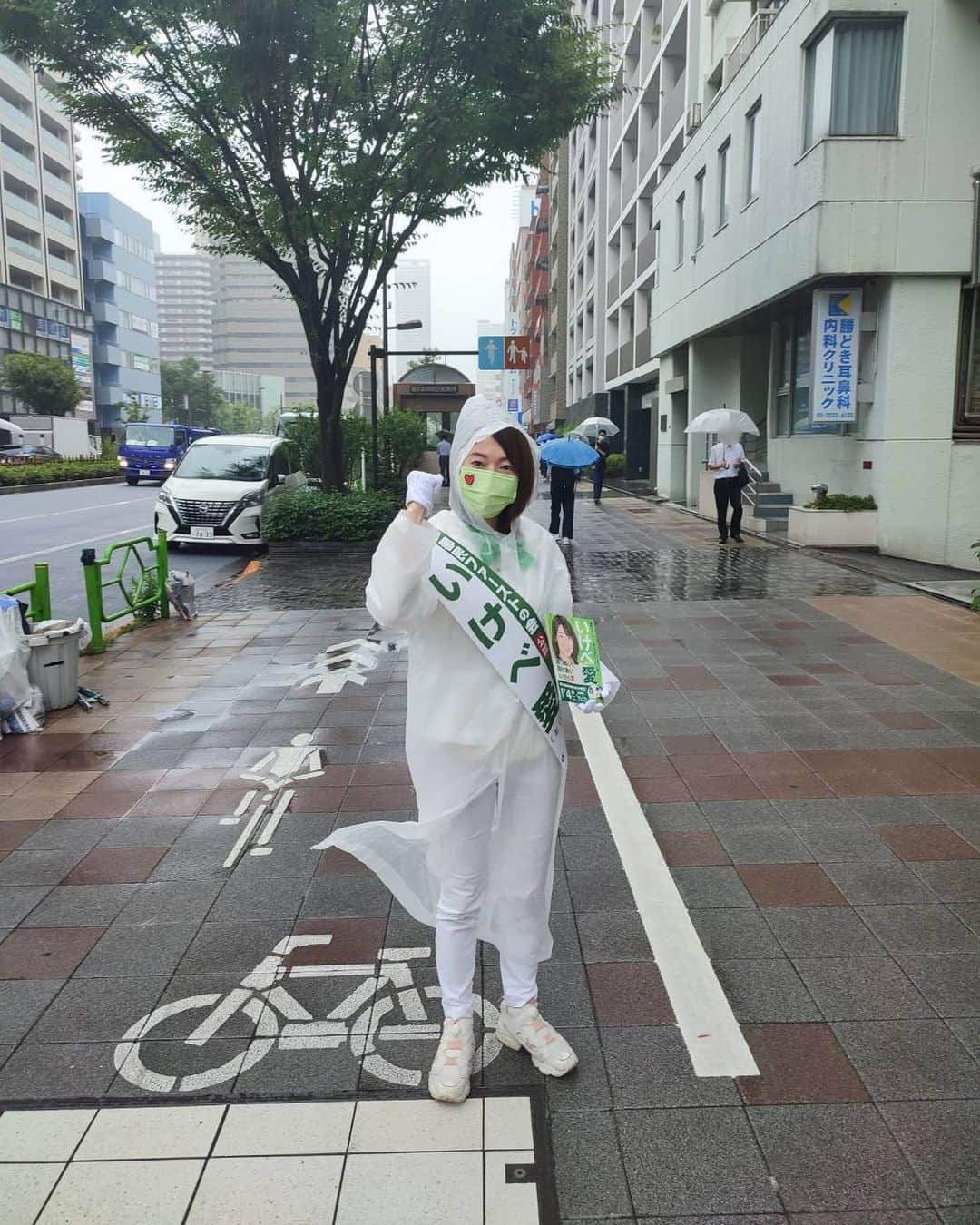 池辺愛さんのインスタグラム写真 - (池辺愛Instagram)「[選挙戦5日目] 東京都議会議員選挙、9日間中の5日目となりました！ 中央区は、たった1議席！ 私含めて4人の候補者がおります。  私は初出馬。 政治の世界は初めてですので、経験も人脈もありません！ だからこそ、しがらみもありません！！！  しがらみのない政治を行っていけるのは、いけべ愛です💪 男性はもちろん、女性や子育て世代の声を都政に届けられるのは、いけべ愛です💪  ぜひ、いけべ愛に1票、よろしくお願いいたします！！！  p.s.今朝こうしてご挨拶していたら、「あなたの演説よく聞いてるけど、分かりやすいし良い声だね」と言ってもらえました😭 「声は人なり」ですので、とても嬉しいです☺️ また、分かりやすくお伝えすることを心がけているので、ホッとしました。  それでは、暑かったり肌寒かったり大変なのでご自愛ください❤️  #東京都議会議員選挙　#中央区　#たった1人 #語りあい　#助けあい　#いけべ愛　#池辺愛」6月29日 9時46分 - aiikebe