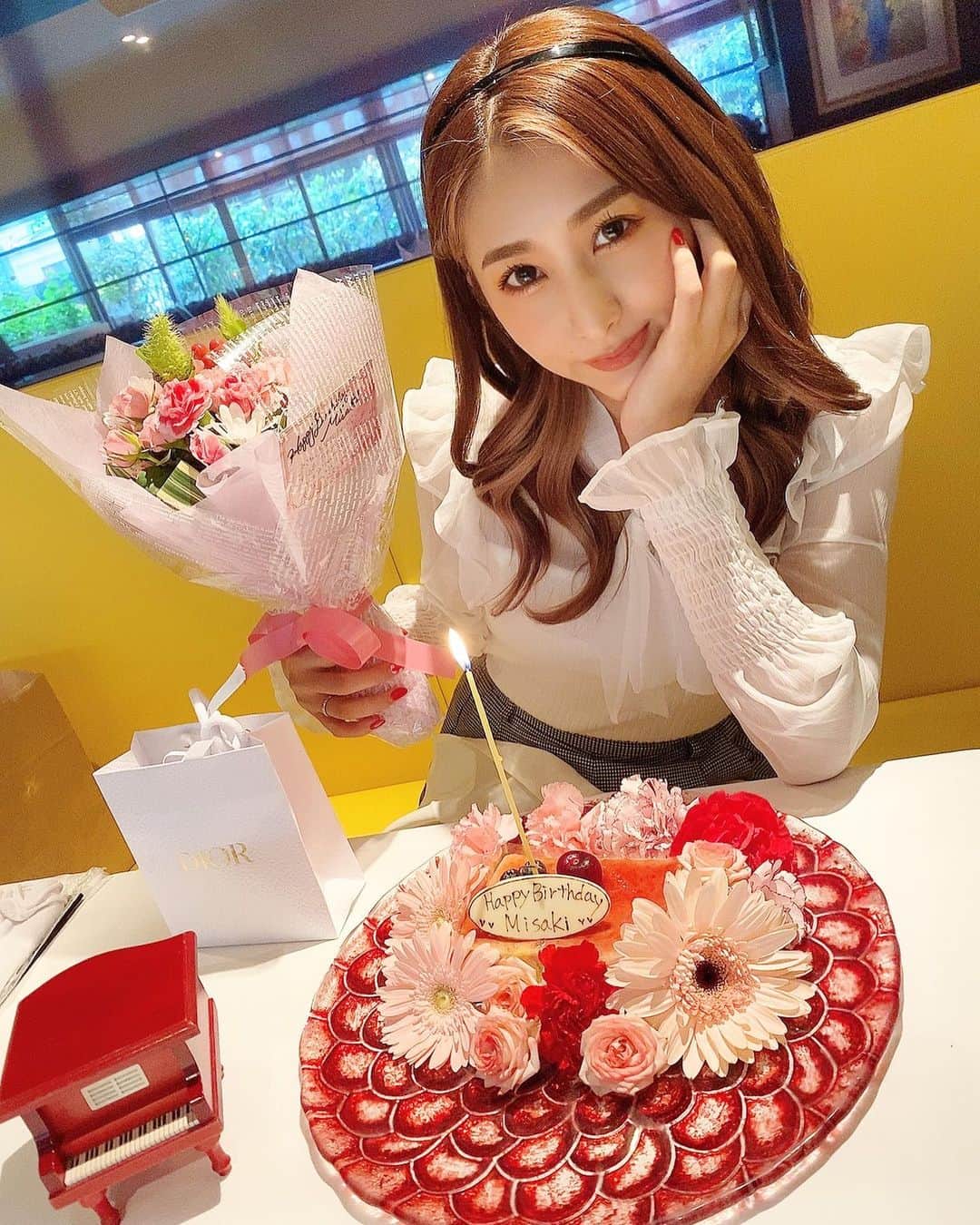 のインスタグラム：「6/29🦋お誕生日を迎えまして、、、 ⁡ たくさんのお祝いメッセージ ありがとうございます😭💖 ⁡ こんなにおめでとうって 言ってもらえるなんて 誕生日って素晴らしいです笑🙏🙏 ⁡ これからも音楽に、歌に、 生きていきたいと思います！ ⁡ 周りの方々への感謝の気持ちと どんなときも初心を忘れずに頑張ります🌹 ⁡ #mybirthday #バースデー」