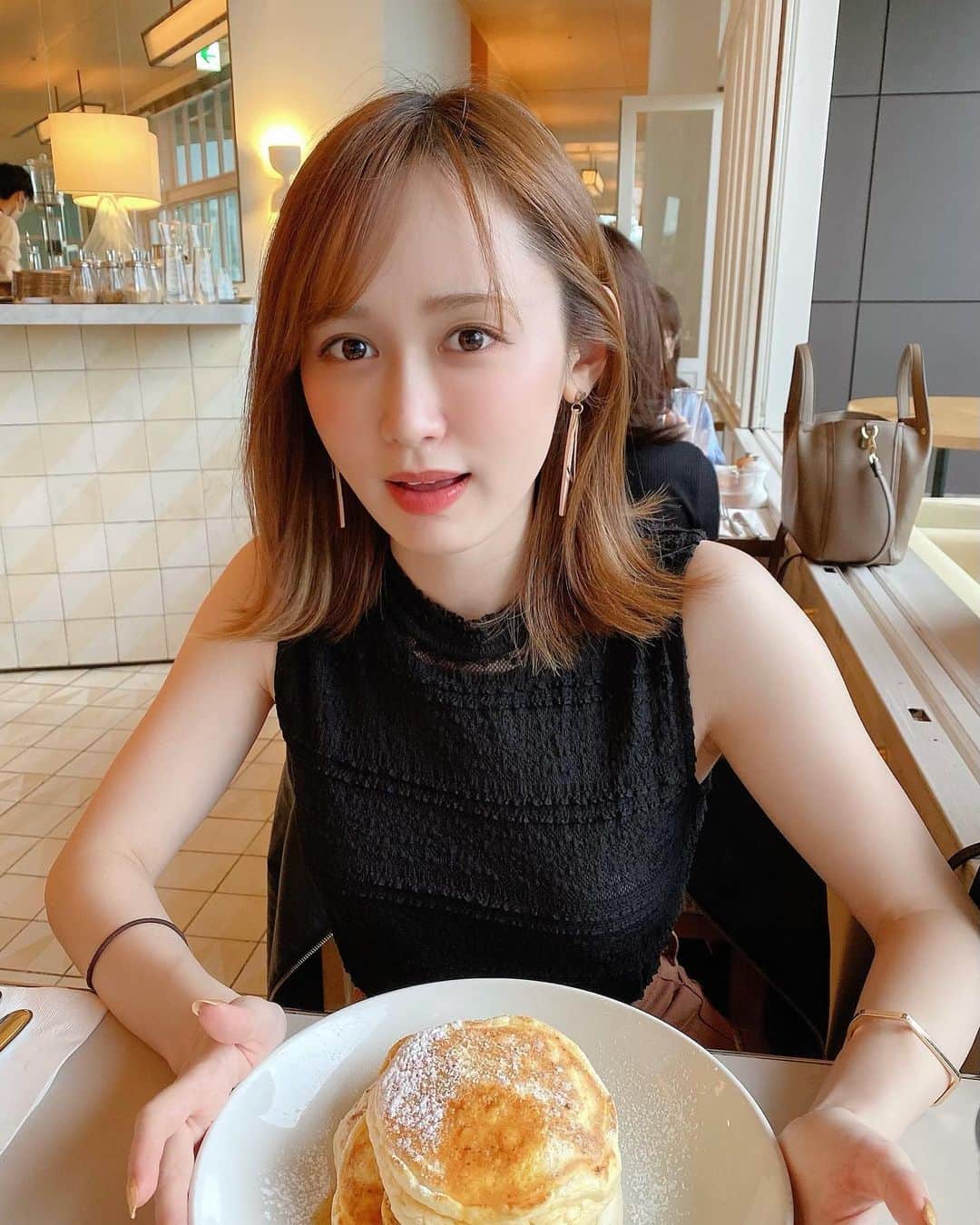 伊藤千凪海のインスタグラム：「エネルギーチャージ完了！！  #bills #パンケーキ #表参道 #pancakes #ランチ #🥞」