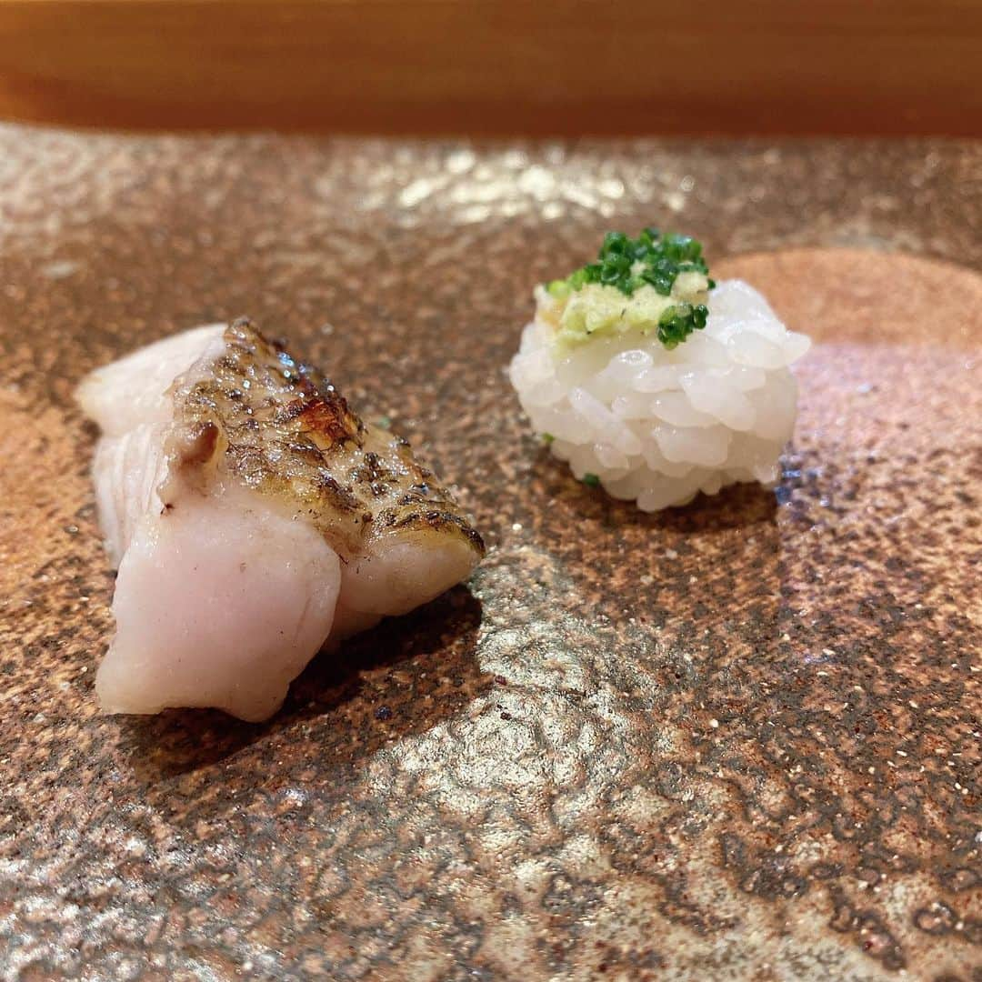 中上真亜子さんのインスタグラム写真 - (中上真亜子Instagram)「ひさしぶりの天寿し🍣 何度食べてもその季節を感じさせてくれて、旬のものを頂く感動を教えてくれるんだ。。。正直そんなことより何でも美味しいんだけどね  ウニがちょっとしかのってなかったり シャリとネタが別に出て来たりするとこ以外は 本当に世界一のお寿司やさん🍣  大将にずっーと元気で居て欲しいなぁ🦐 いたずら心はいらんけど❤️‍🩹」6月29日 19時10分 - maako_nakagami