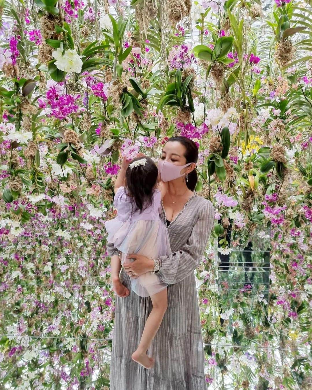 PINKYのインスタグラム：「New @teamlab.planets 💐✨  #チームラボプラネッツ の新しいエリア 　 本物の蘭や美しい植物と自分が同化するFlower gardenと、小宇宙の苔庭💐🪐🌿✨  素晴らしかった❣️👏😍✨  ・・・  #love #happy #family #mamalife #teamlabplanets」