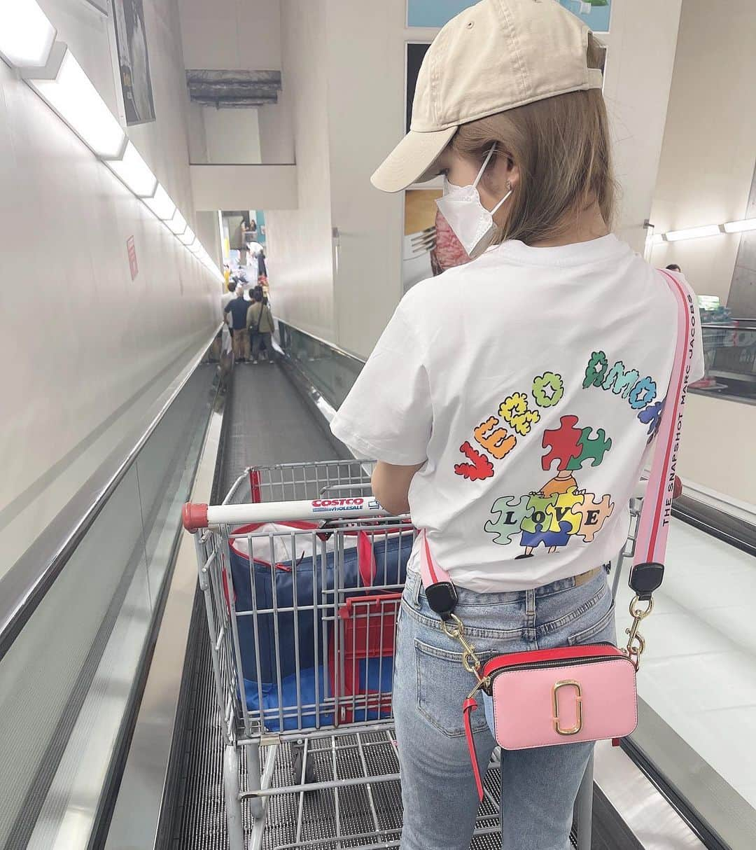 飯野雅さんのインスタグラム写真 - (飯野雅Instagram)「親戚がアパレル初めたと聞いてTシャツゲットしました🤤❤️ . ぜひ、フォローしてチェックしてみてください👀」6月29日 19時53分 - biichan_