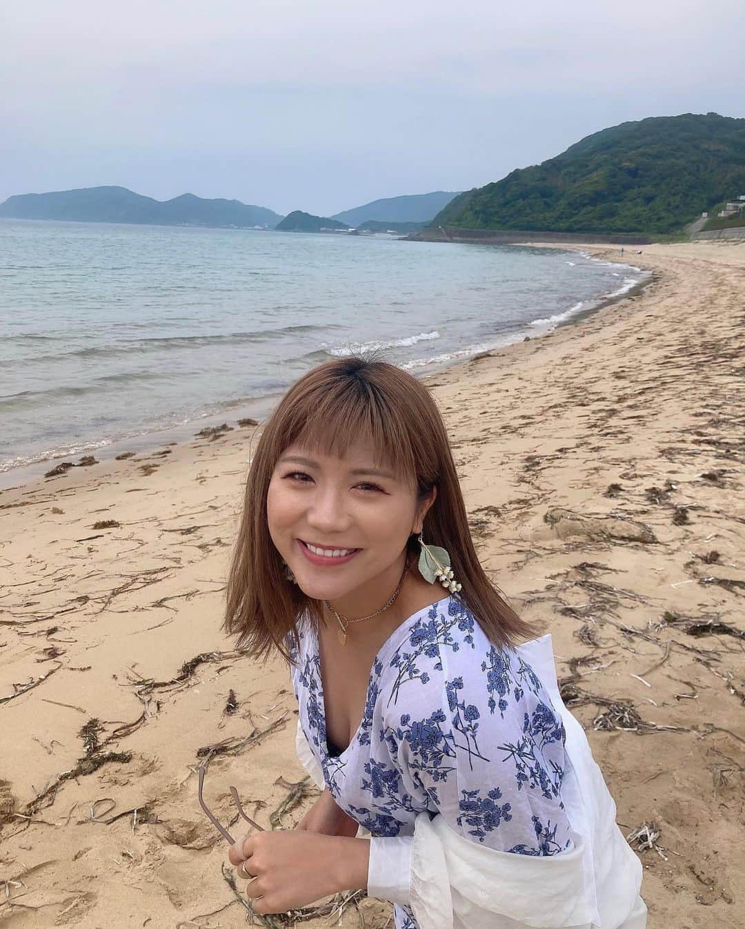 海江田麻貴さんのインスタグラム写真 - (海江田麻貴Instagram)「ㅤㅤㅤㅤㅤ  ㅤㅤㅤㅤㅤ Malibu girl〜♪ 昨日の久しぶりのリール投稿見てくれましたか〜🏝  ㅤㅤㅤㅤㅤ  ㅤㅤㅤㅤㅤ  ㅤㅤㅤㅤㅤ  ㅤㅤㅤㅤㅤ  #糸島 #itoshima #糸島観光 #福岡 #fukuoka #beach #beachlife #beachgirl #ビーチ #砂浜 #海 #sea #japanesegirl #日本女孩 #小麦肌 #tannedskin #サングラス #サングラス女子 #ハイトーンカラー #南国育ち #南国 #おでかけスポット #おでかけ #夏ワンピ #海コーデ #おてんば #元気玉届け #リール #リール動画 #malibu」6月29日 19時54分 - _makiii0924_