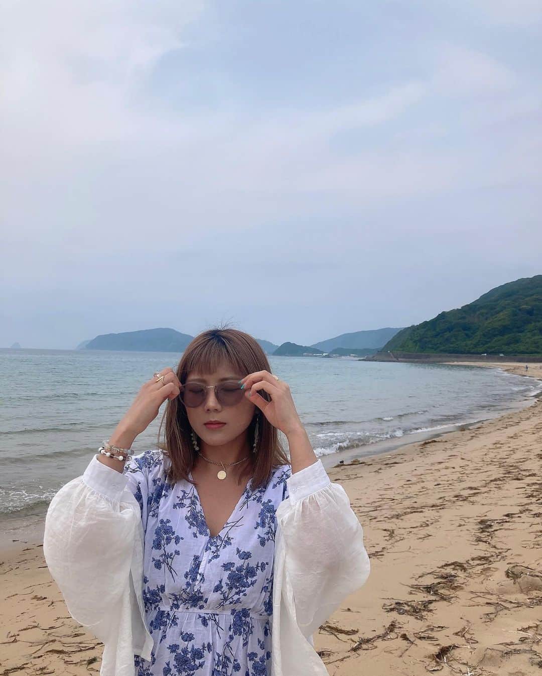 海江田麻貴さんのインスタグラム写真 - (海江田麻貴Instagram)「ㅤㅤㅤㅤㅤ  ㅤㅤㅤㅤㅤ Malibu girl〜♪ 昨日の久しぶりのリール投稿見てくれましたか〜🏝  ㅤㅤㅤㅤㅤ  ㅤㅤㅤㅤㅤ  ㅤㅤㅤㅤㅤ  ㅤㅤㅤㅤㅤ  #糸島 #itoshima #糸島観光 #福岡 #fukuoka #beach #beachlife #beachgirl #ビーチ #砂浜 #海 #sea #japanesegirl #日本女孩 #小麦肌 #tannedskin #サングラス #サングラス女子 #ハイトーンカラー #南国育ち #南国 #おでかけスポット #おでかけ #夏ワンピ #海コーデ #おてんば #元気玉届け #リール #リール動画 #malibu」6月29日 19時54分 - _makiii0924_