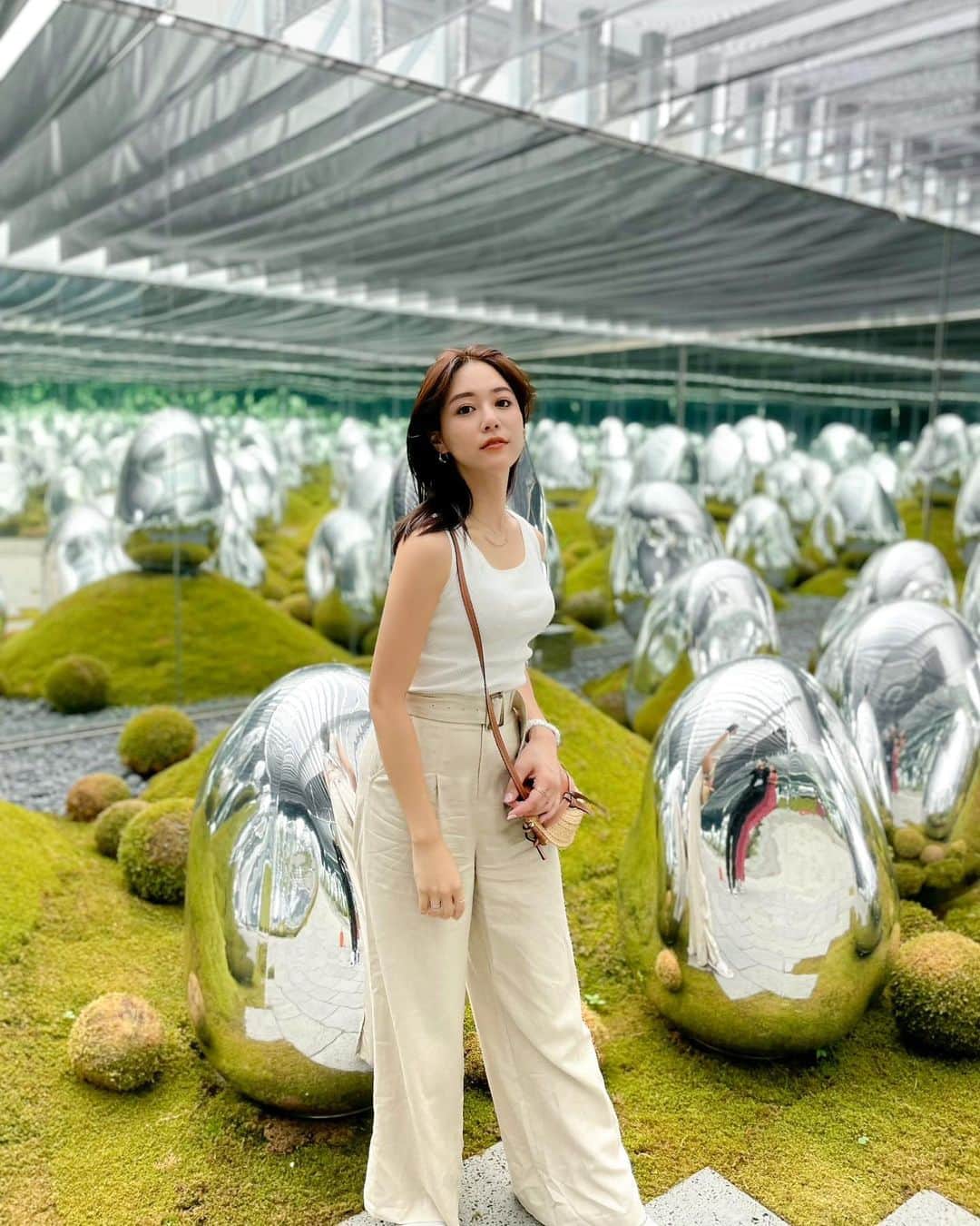 石井里奈さんのインスタグラム写真 - (石井里奈Instagram)「こんばんは🧡 . チームラボガーデンのもう一つの新エリア✨🥚 自然光が入る本物の苔を使用した銀の卵の庭園✨これも不思議でミラーがあるのでずっと奥まで庭園が広がっているように見えちゃうの🥺✨ . ポージングはかっこよくしてみたよ💕✨ @yuisho_ri ちゃんと広島ぶりに一緒に楽しめて嬉しかったな❤ . tops... @mercuryduo_com  pants... @eimyistoire_official  . サンダルはエリアでレンタルできます！🙆‍♀️7月から大人気エリアになりそうなので一足先に行けて嬉しかったです❤ . 家で東京リベンジャーズのアニメをずっと見てて！ヤンキーものって苦手だったけどこれは面白くて🙆‍♀️映画化が楽しみです🥰ドラケンすき！笑 ちょっとこのポーズ、リベンジャーズぽいので一枚目にしました笑 今日もお疲れ様でした❤️ . #チームラボプラネッツ #teamlabplanets #豊洲 #チームラボ #toyosu #teamlab #teamlabborderless #インスタ映え #チームラボボーダレス #インスタ映えスポット #東京観光 #東京 #tokyo #visitjapan #visitjapanjp #visittokyo #tokyo2020 #tokyoolympics #東京オリンピック #flowers #flowerstagram #art #artofinstagram #アート #アートアクアリウム #芸術 #幻想的 #東京リベンジャーズ #tokyorevengers #パンツコーデ」6月29日 19時56分 - ri7tin1025