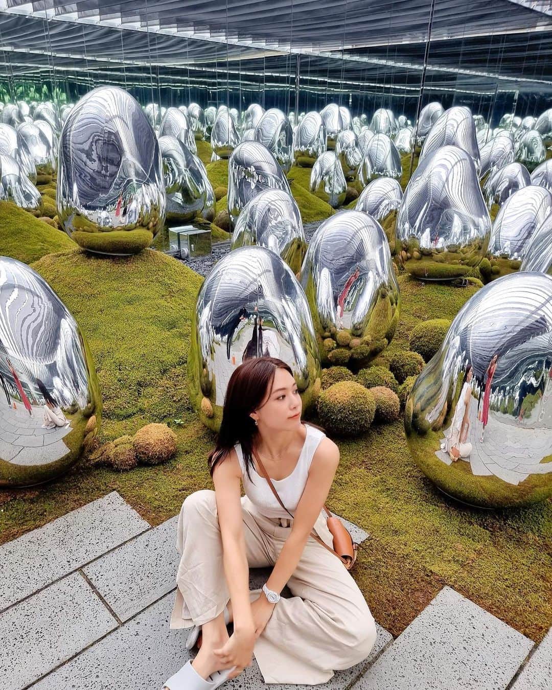石井里奈さんのインスタグラム写真 - (石井里奈Instagram)「こんばんは🧡 . チームラボガーデンのもう一つの新エリア✨🥚 自然光が入る本物の苔を使用した銀の卵の庭園✨これも不思議でミラーがあるのでずっと奥まで庭園が広がっているように見えちゃうの🥺✨ . ポージングはかっこよくしてみたよ💕✨ @yuisho_ri ちゃんと広島ぶりに一緒に楽しめて嬉しかったな❤ . tops... @mercuryduo_com  pants... @eimyistoire_official  . サンダルはエリアでレンタルできます！🙆‍♀️7月から大人気エリアになりそうなので一足先に行けて嬉しかったです❤ . 家で東京リベンジャーズのアニメをずっと見てて！ヤンキーものって苦手だったけどこれは面白くて🙆‍♀️映画化が楽しみです🥰ドラケンすき！笑 ちょっとこのポーズ、リベンジャーズぽいので一枚目にしました笑 今日もお疲れ様でした❤️ . #チームラボプラネッツ #teamlabplanets #豊洲 #チームラボ #toyosu #teamlab #teamlabborderless #インスタ映え #チームラボボーダレス #インスタ映えスポット #東京観光 #東京 #tokyo #visitjapan #visitjapanjp #visittokyo #tokyo2020 #tokyoolympics #東京オリンピック #flowers #flowerstagram #art #artofinstagram #アート #アートアクアリウム #芸術 #幻想的 #東京リベンジャーズ #tokyorevengers #パンツコーデ」6月29日 19時56分 - ri7tin1025