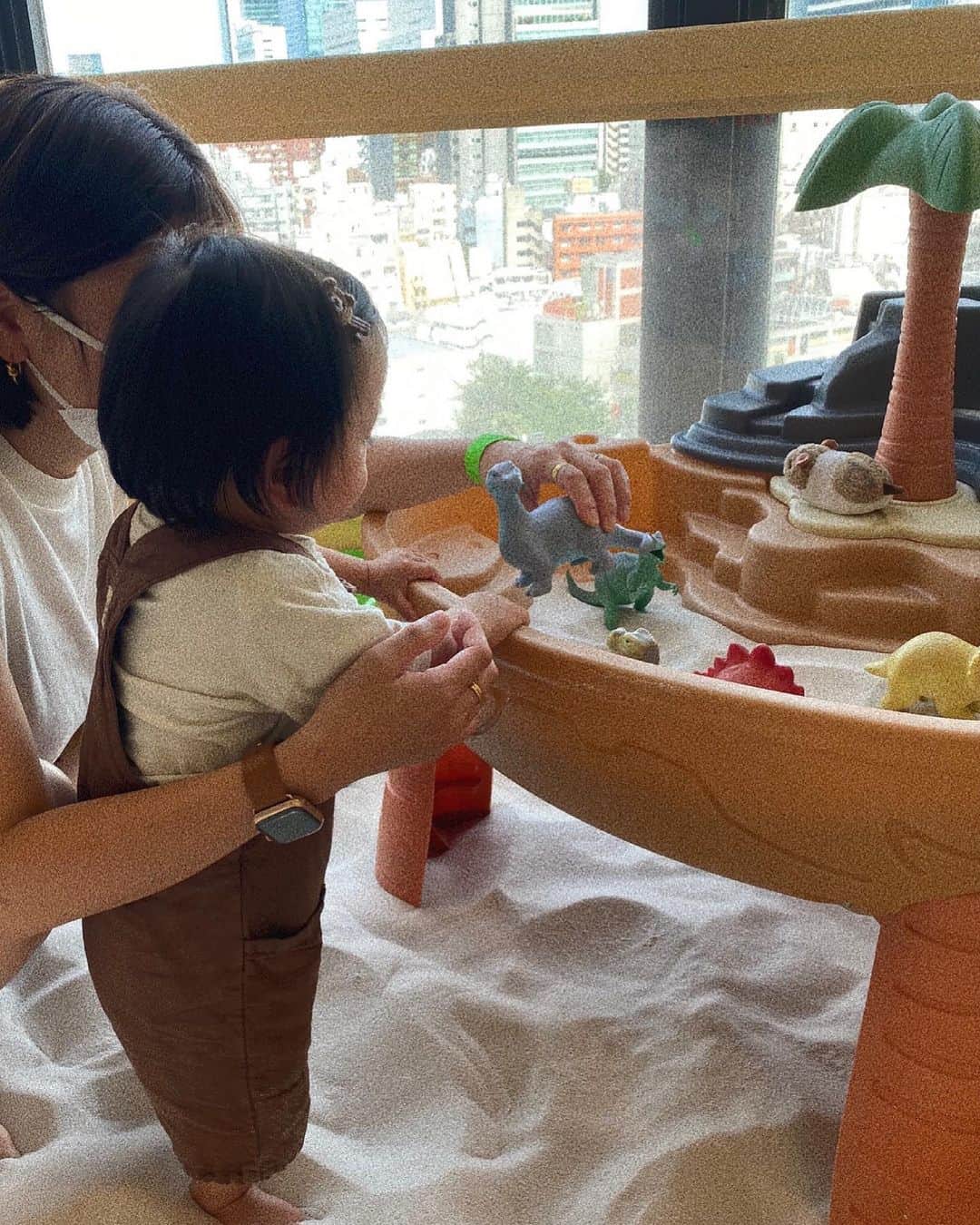 瀬戸サオリのインスタグラム：「砂浜👦🏻🦖🦶🏼 . トミカ🚕コーナーが 楽しかったみたいで ずっと遊んでた☺️萌💘 . どこですか〜？と 沢山DMが☺️🔎  プレイグラウンド渋谷です🌟 ＿＿＿＿＿＿＿＿＿＿＿＿ #遊び場 #プレイグラウンド渋谷 #playground渋谷kids  #👦🏻🦖🦶🏼」