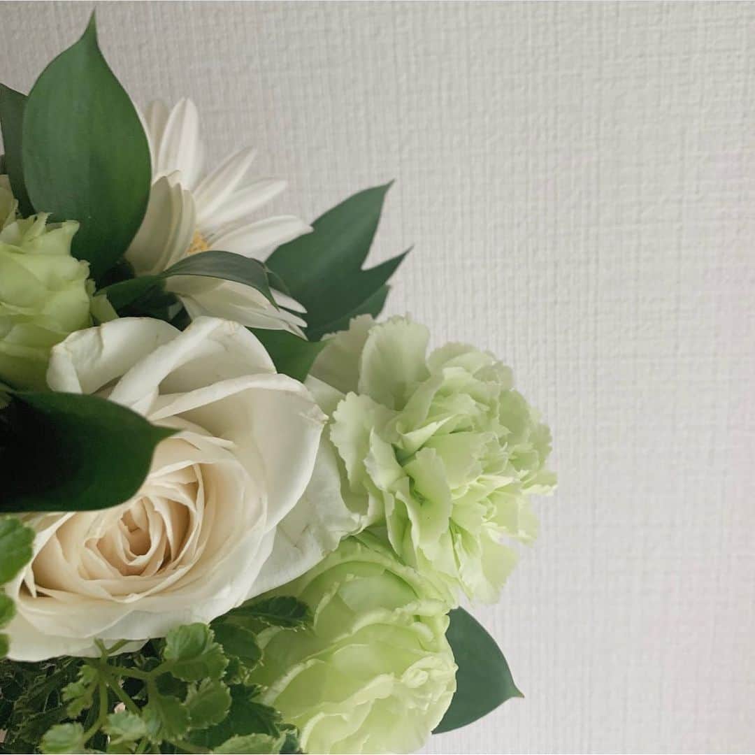 中桐菜々子のインスタグラム：「.  花束もらった🤍💐  #花束 #お花 #お花のある生活 #白と緑 #お誕生日 #お誕生日プレゼント」