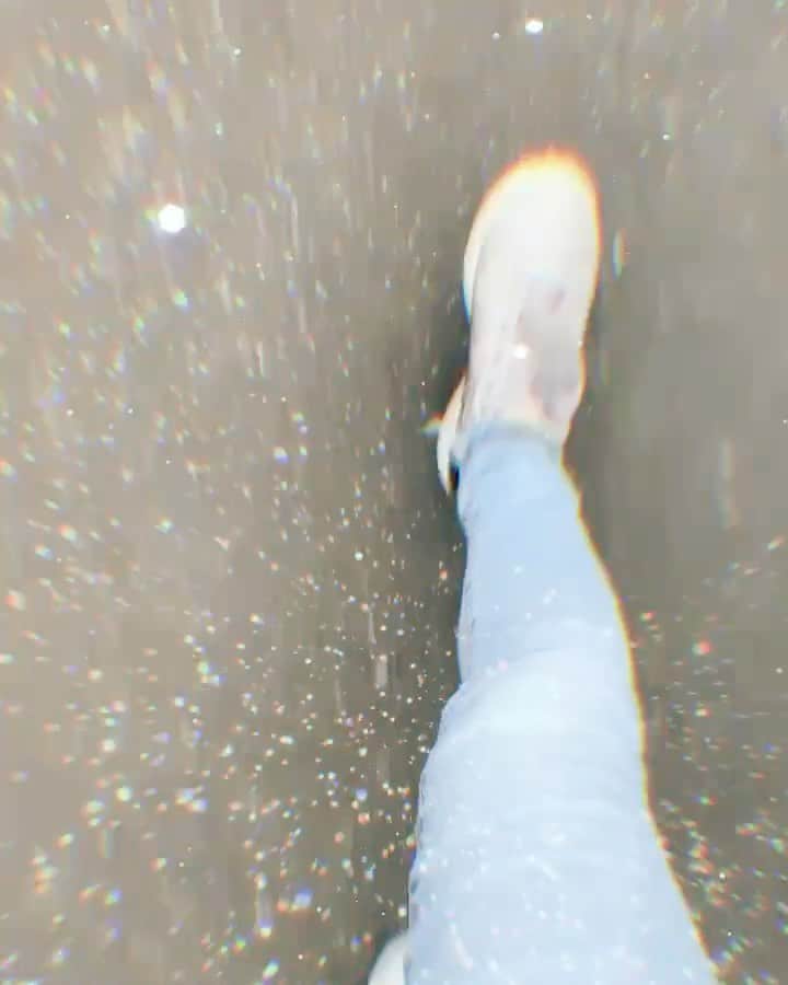 のインスタグラム：「今日は湿気があって歩くだけで汗が💦 OSワンのゼリータイプがかかせない日々になってきました。 途中マツキヨに寄ってiMUSEのプラズマ乳酸菌を買って休憩してたら、 スズメがやって来た。 人馴れしているのがなんなのか珍しくジリジリと間合いを詰めてきて、 私がiMUSEを飲み干すまで、 スズメは私をチラチラ見ながら、 謎の儀式のように私の周りをずっとぐるぐるしていました。 スズメ氏も乳酸菌を欲していたのだろうか。 ・ #歩く #os1 #imuse #プラズマ乳酸菌 #スズメ #謎の儀式はもしかしてプラズマ乳酸菌を増やしてくれる儀式だったのかもしれない」