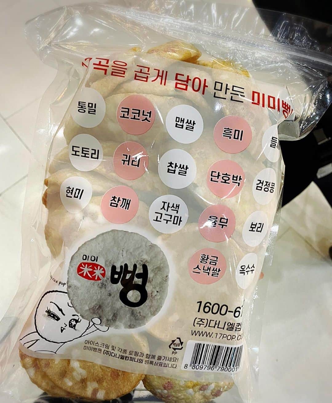 とぎもちさんのインスタグラム写真 - (とぎもちInstagram)「. ⁡ 韓国のミミポン(미미뻥)で ポンティギ買ってみた。 ⁡ 行列できててついついつられて買っちゃった 韓国のお菓子。 ⁡ 軽い食感の平たくて丸い お米で作られたやつ。 ⁡ ほんのりとした甘みで アイスやジャムつけて食べると さらに美味しい♪ . #ミミポン #韓国 #韓国お菓子 #韓国伝統菓子 #ポンティギ #미미뻥 #뻥튀기 #とぎもちポンティギ #とぎもちミミポン」6月29日 12時08分 - togistagram
