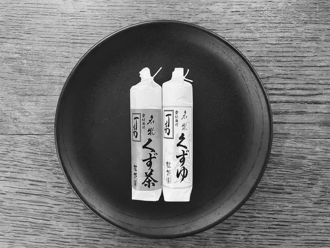 平大路えみのインスタグラム：「何歳のころかわからないけど、 たぶんすごく小さいころ、 母が食べさせてくれてからずっと好きな、くず湯。  なんて美味しいんだ、って思った瞬間を今でも覚えてるの。  久しぶりに。  どっちか迷って今日はお抹茶🍵  いっきに飲み干せるようなものほど、 しゃん、と背筋を伸ばして、 ゆっくり大切に大切にいただく時間が好き。  #桂花園の丁葛」