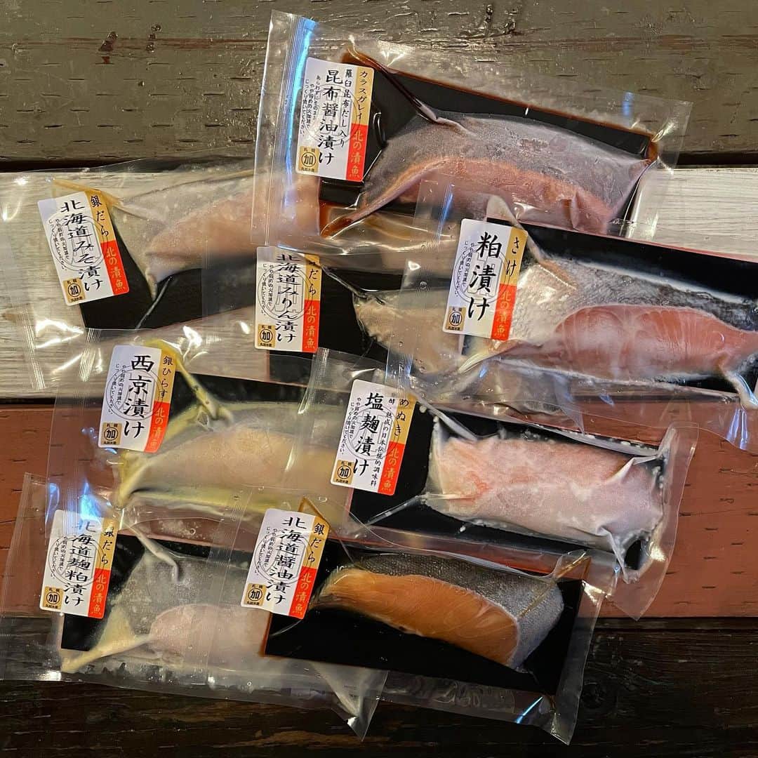 田中律子さんのインスタグラム写真 - (田中律子Instagram)「最近、魚耕　@uoko_ec  でお魚をお取り寄せして食べるようになったら、あんなに肉食女子だった私が、干物女子になりつつある今日この頃😂😂😂  実家のパパたちに鰻を送ったり、お世話になってる方々へ、お魚を送ったり、かなり魚耕愛用中❤️ 私のこの投稿見て、うちのマネージャーもメイクさんも、魚耕でポチってお取り寄せ仲間🐟  なんかうれしー🤩美味しいよって言ったものが、周りの人がまたポチッとして美味しいって言ってくれるー👏美味しい幸せの連鎖やー❤️  今回のお取り寄せは、漬け魚 8切 プレミアムセット🐟西京漬けや塩麹漬けになった、鮭や銀鱈が8切れセット、マジでうんまいっ❤️ 朝も、銀鱈焼いて、キャベツのお味噌汁に、塩昆布おにぎり、きゅうりとアボカド、ブロッコリースプラウトの味噌マヨ和えサラダ🥗  はぁー、魚万歳🙌🐟 干物、漬け魚、煮魚、魚の旨さに参った❤️次は何をお取り寄せしよかなーー🤔  YouTubeにも、ゴーヤチャンプルの作り方と、魚耕の海鮮ネバネバ食べてる動画アップしてます⤴️  #okinawa  #okinawalife  #beachlife  #お取り寄せグルメ  #魚耕  #干物女子  #魚大好き  #おうちご飯  #お中元ギフト」6月29日 13時08分 - ri2kotanaka