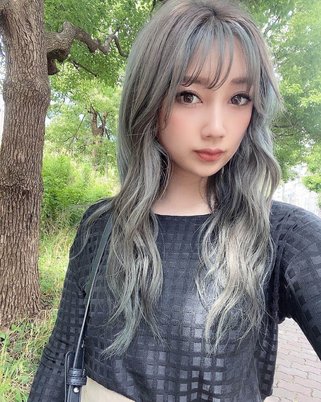 YUMIKAのインスタグラム：「髪色ブルーアッシュになりました💙 最近はもっぱら外し巻きのMIXで 寝癖をカモフラージュするのが日課🤫  #ブルーアッシュ #ブルーアッシュグレー #ヘアカラー #ブルーカラー #寝癖 #直すと見せかけて #巻いて無かった事に #10分ヘアアレンジ  #ロングヘアー」