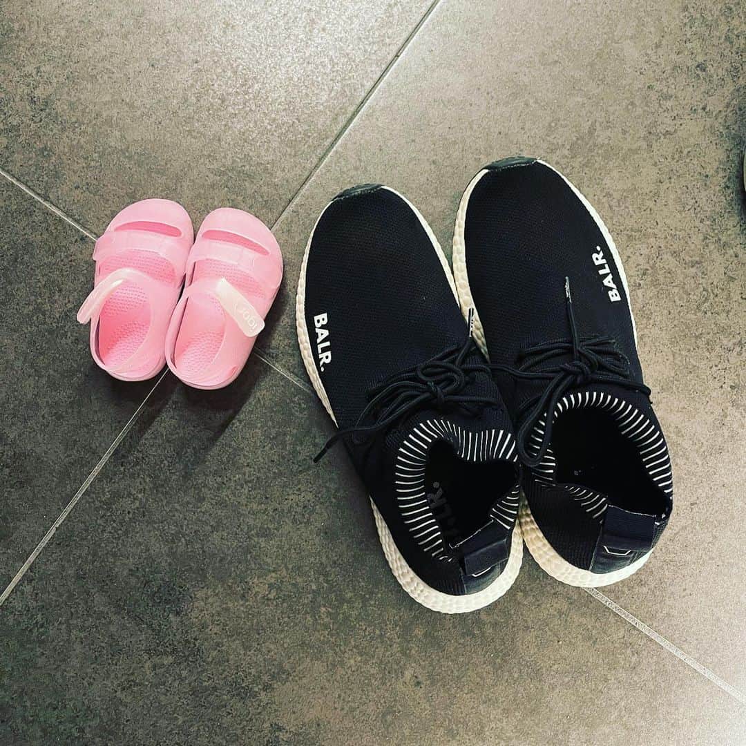 田村淳のインスタグラム：「靴 次女の靴と僕の靴です。 小さいねぇ^_^ あっという間に履けなくなるんだよね  #靴 #1歳  #47歳  #BALR」