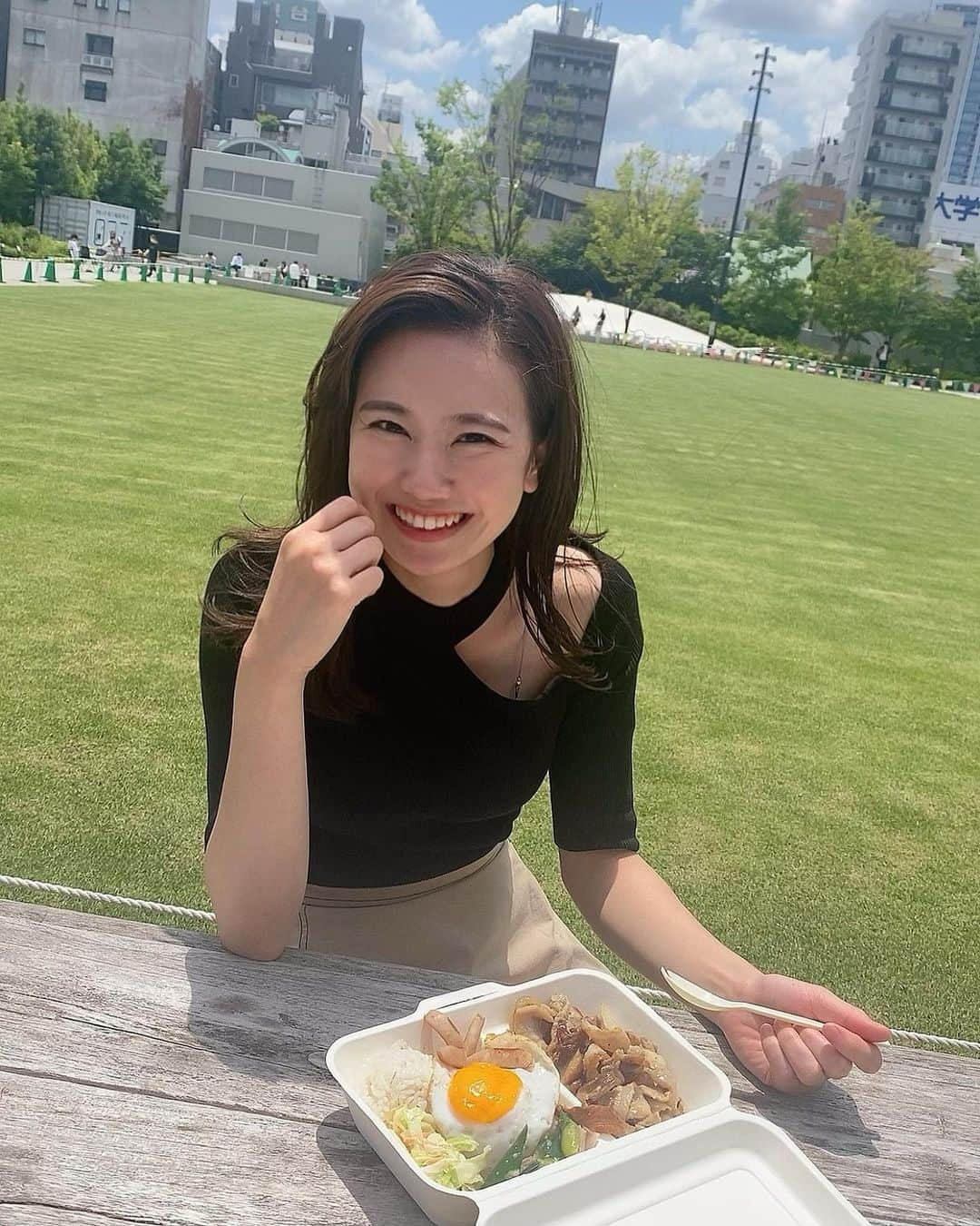 大原実咲季のインスタグラム：「サクッとカフェした時の！ がっつりお肉食べてたけどw  やっぱり外は気持ちいいよね🌞  今日もがんばろー！」