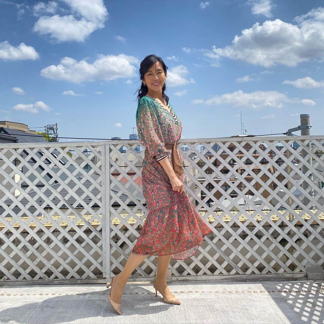 早見優さんのインスタグラム写真 - (早見優Instagram)「Feminine chic dress #perfectsummerdress   #dwc #nhkworld  #小花柄  #floraldesign」6月29日 13時43分 - yuyuhayami