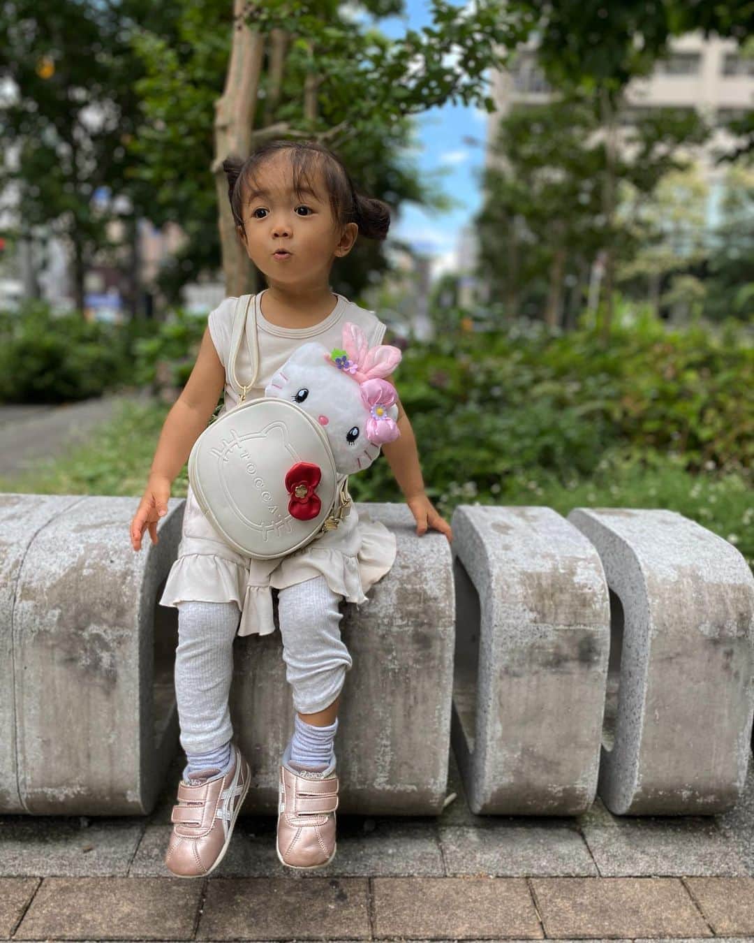 谷口紗耶香のインスタグラム：「ユニバで買ってもらった　 キティーちゃんが相棒❤️笑　おさんぽ🎬」
