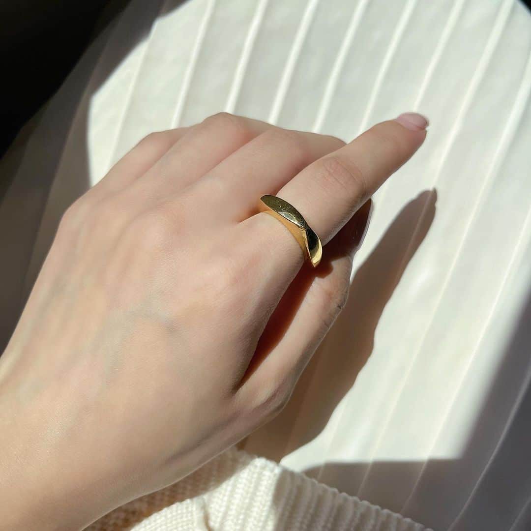 高木由梨奈のインスタグラム：「最近つけてるリングは @dutt_jewelry_official のもの🤍💍  シンプルな服が多いからアクセサリーは存在感あるものが好き✨  #ゴールドアクセ #duttjewelry  #リング」