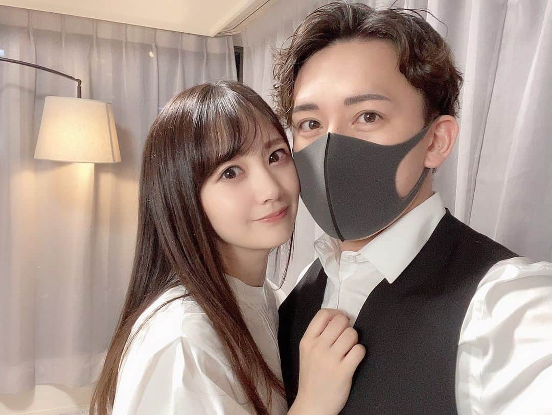 浜田翔子さんのインスタグラム写真 - (浜田翔子Instagram)「結婚の報告した日から １年たちました！✨  久々になつかしいと振り返ってみました！載せてない変な写真載せておこう😹  1001本の薔薇は飾りきれないので 実家や親戚に送ったりしました🌹🌹  嬉しかったなぁ💕　  結婚指輪も💍探した事ないから 急遽探しに行ったり、引っ越したり 全てがバタバタ婚でしたし、 私が結婚できるとは‼︎ 結婚報告する日がくるとは‼︎ という感じな日でした。  カブ旦那には感謝です。 来年はベビたんもいると思うと 楽しみです😊  #proposed #junebride #justmarried #happy」6月29日 14時08分 - shoko_hamada