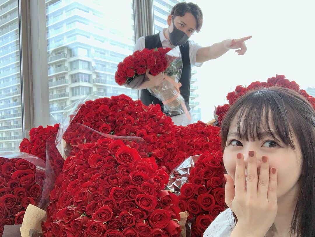 浜田翔子さんのインスタグラム写真 - (浜田翔子Instagram)「結婚の報告した日から １年たちました！✨  久々になつかしいと振り返ってみました！載せてない変な写真載せておこう😹  1001本の薔薇は飾りきれないので 実家や親戚に送ったりしました🌹🌹  嬉しかったなぁ💕　  結婚指輪も💍探した事ないから 急遽探しに行ったり、引っ越したり 全てがバタバタ婚でしたし、 私が結婚できるとは‼︎ 結婚報告する日がくるとは‼︎ という感じな日でした。  カブ旦那には感謝です。 来年はベビたんもいると思うと 楽しみです😊  #proposed #junebride #justmarried #happy」6月29日 14時08分 - shoko_hamada