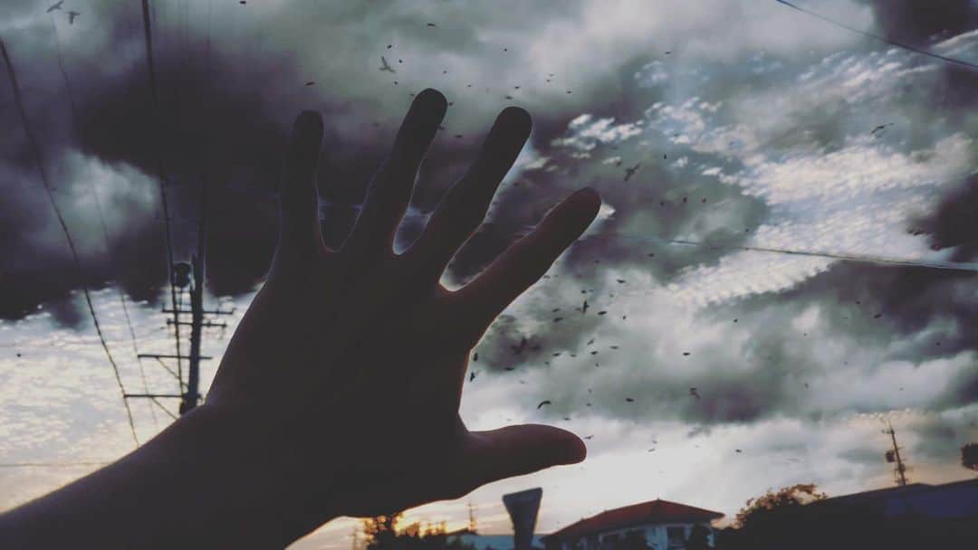 大和田健介のインスタグラム：「夏の匂いがしてきました。  届きそうで、届きません。  #雲 #梅雨 #夏」