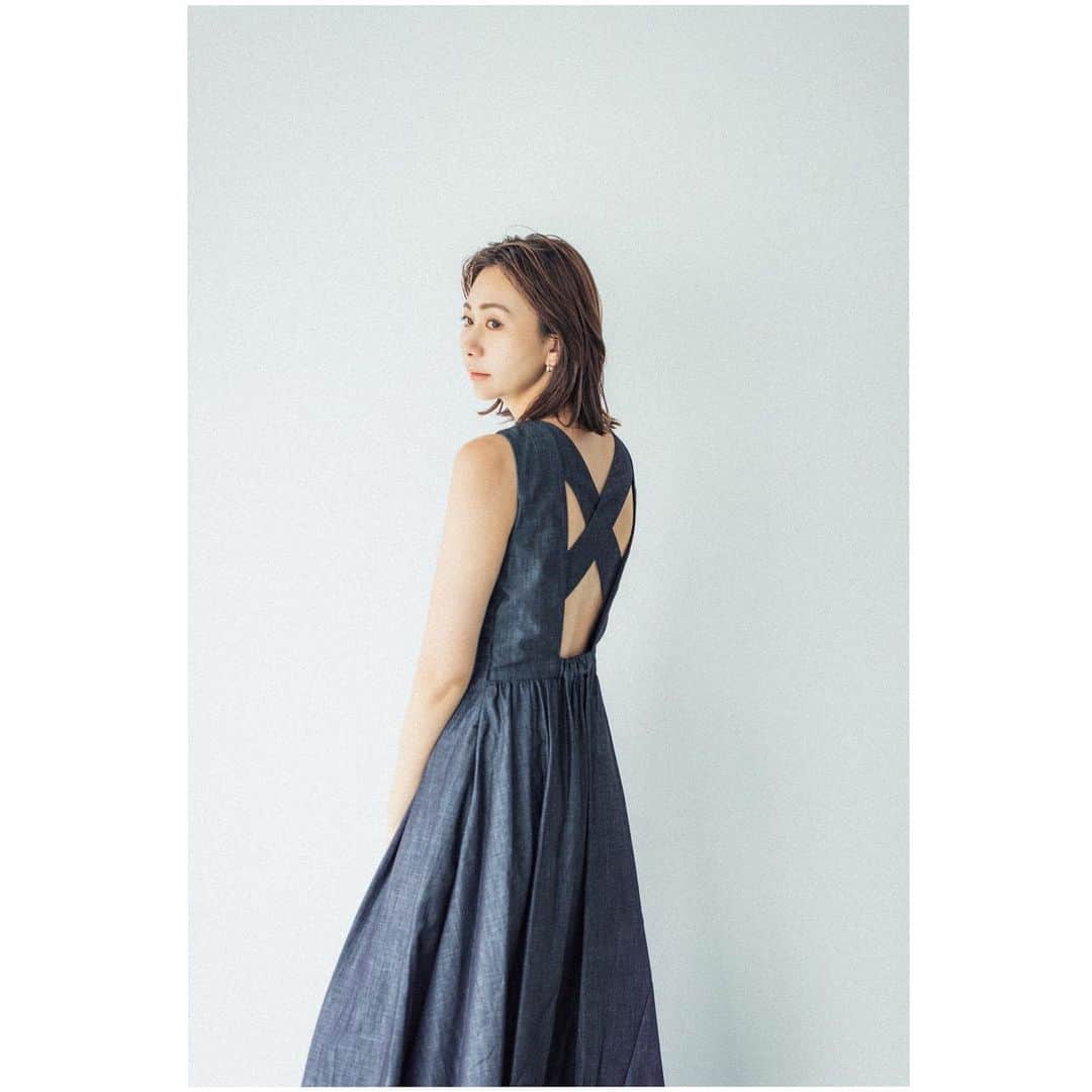 小口桃子さんのインスタグラム写真 - (小口桃子Instagram)「妹がディレクションしているONIZM @_onism_official のデニムワンピ ⁡ Vネックはあまり得意じゃないんだけど、これは胸の開き具合が綺麗で気に入ってます。 ウエストの切り返しや後ろのクロスデザインも可愛い◎ ⁡ ⁡ ⁡ photo @ichi_came  hair make-up @hm.hrk  ⁡ #onizm#オンイズム」6月29日 14時26分 - momoko_oguchi