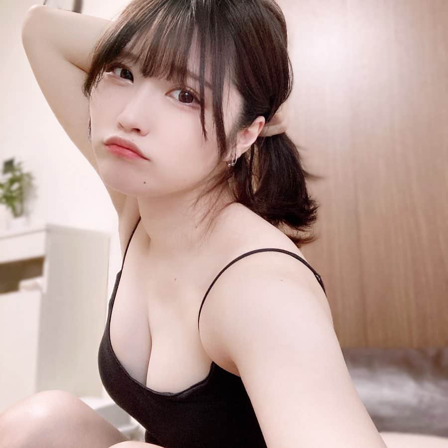 寝室のどかのインスタグラム：「「宅配便、この格好で出てもいいかな？」  雨が降ったり止んだりしてるけど、早く梅雨すぎてほしいね💭 今日はちょっと涼しいから夏バテしてた体が慌てふためいておる〜！😂」