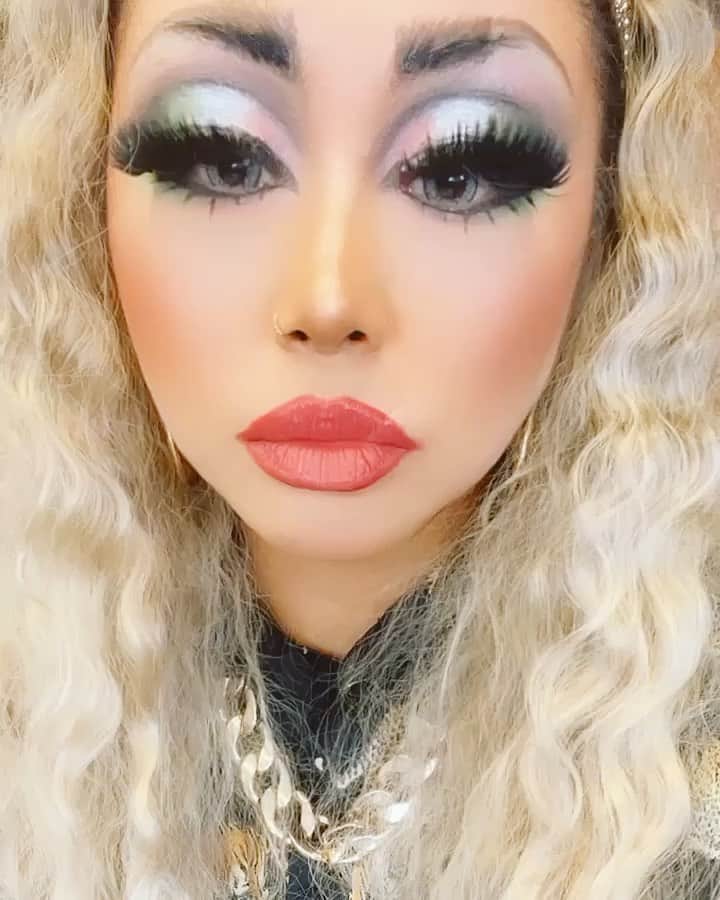 ルナのインスタグラム：「マツゲの量はCardiにも負けないわ😜. #eyelash #iconiclondon」
