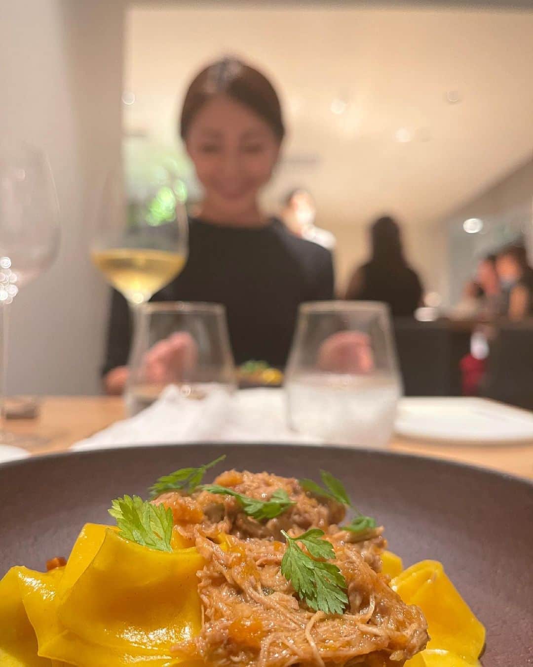 吉川友のインスタグラム：「撮ってくれてありがとうなんだけど 食べ物が主役だった時🍽」