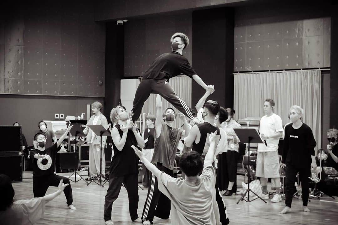 荒木駿平のインスタグラム：「🗼  📸 @seitaro__tanaka san  #rehearsal  #studio」